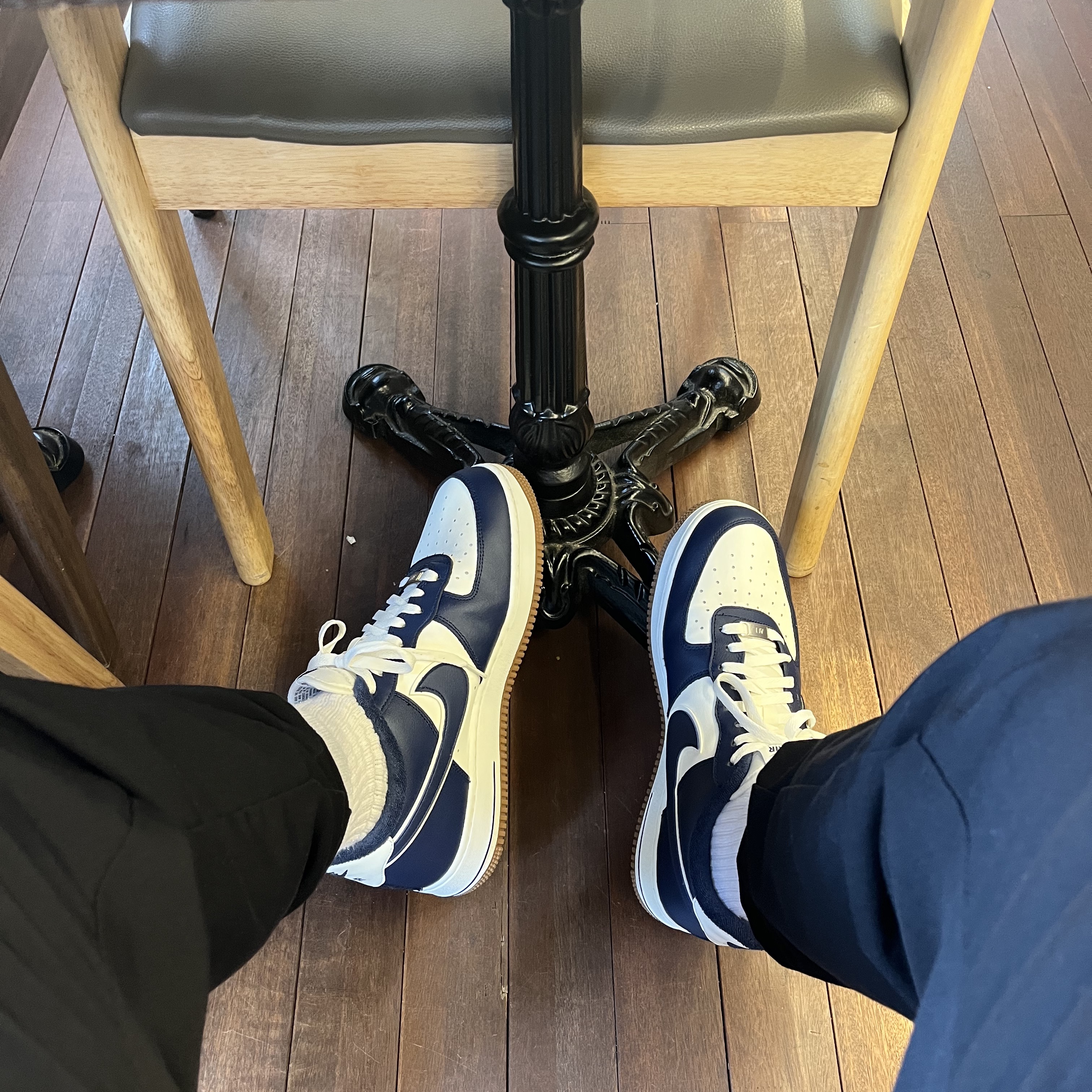 Nike Air Force 1 '07 LV8 Midnight Navy 착용 스타일