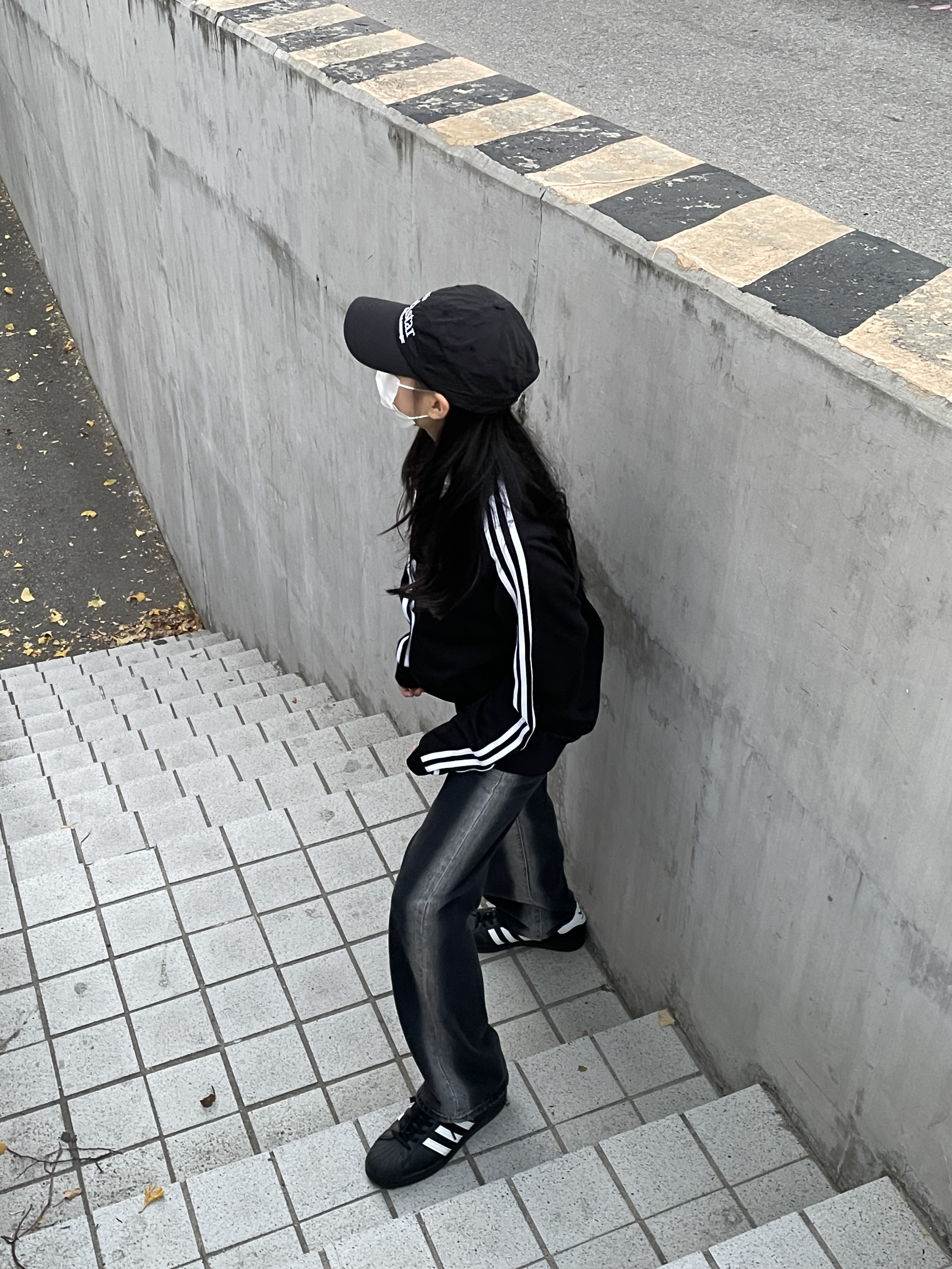 아디다스 슈퍼스타 코어 블랙 화이트 착용 스타일 - 1