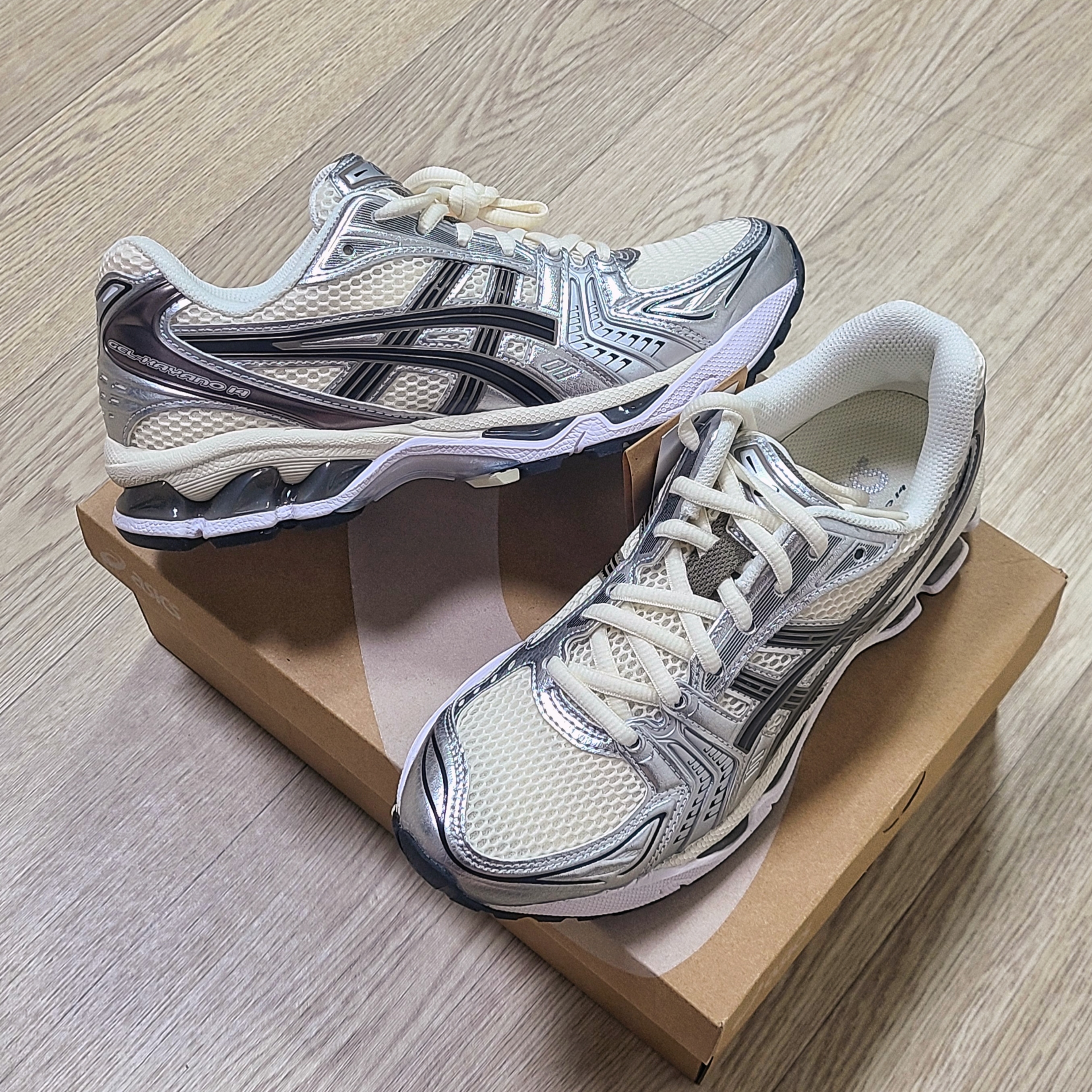 Asics Gel-Kayano 14 Cream Black 착용 스타일