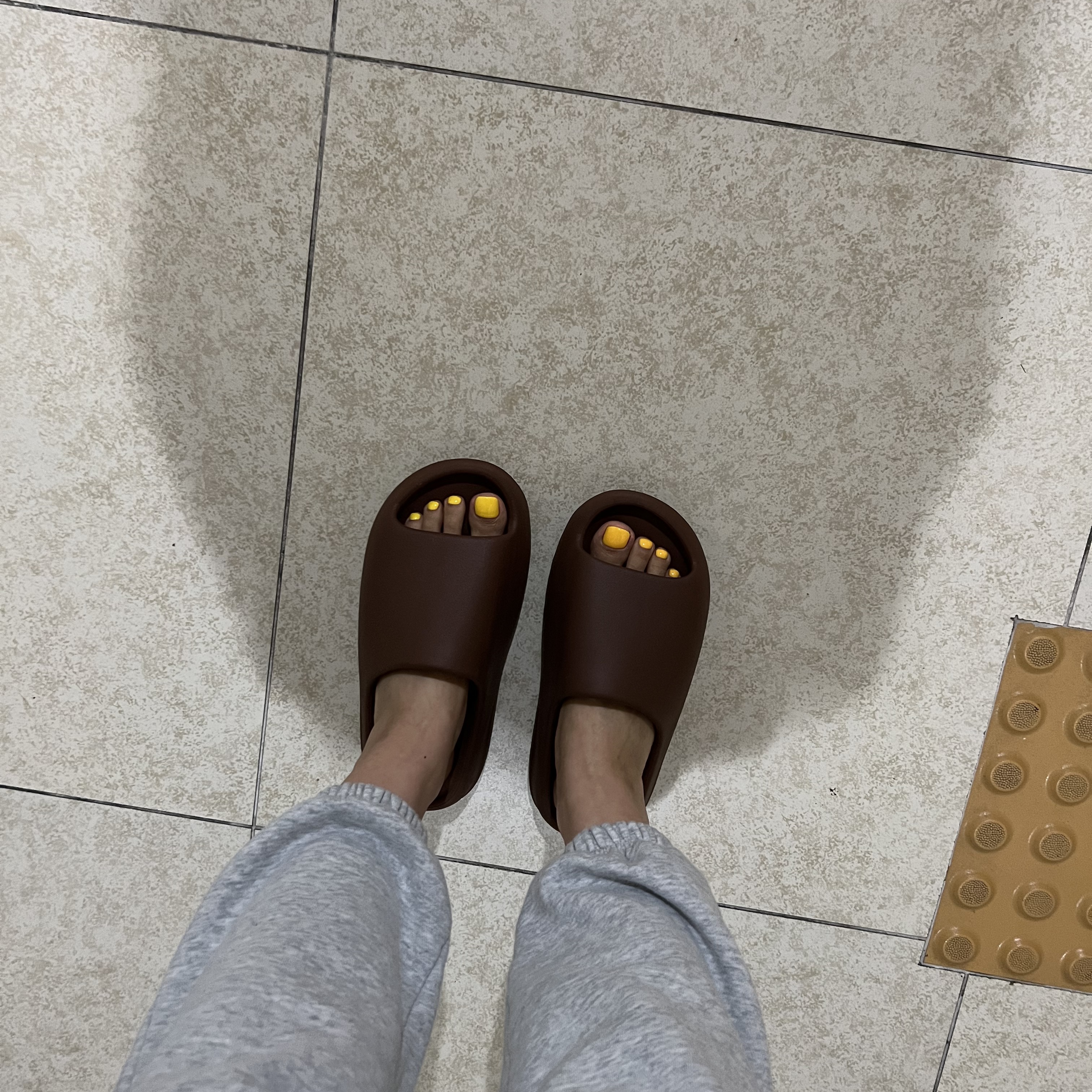 Adidas Yeezy Slide Flax 착용 스타일