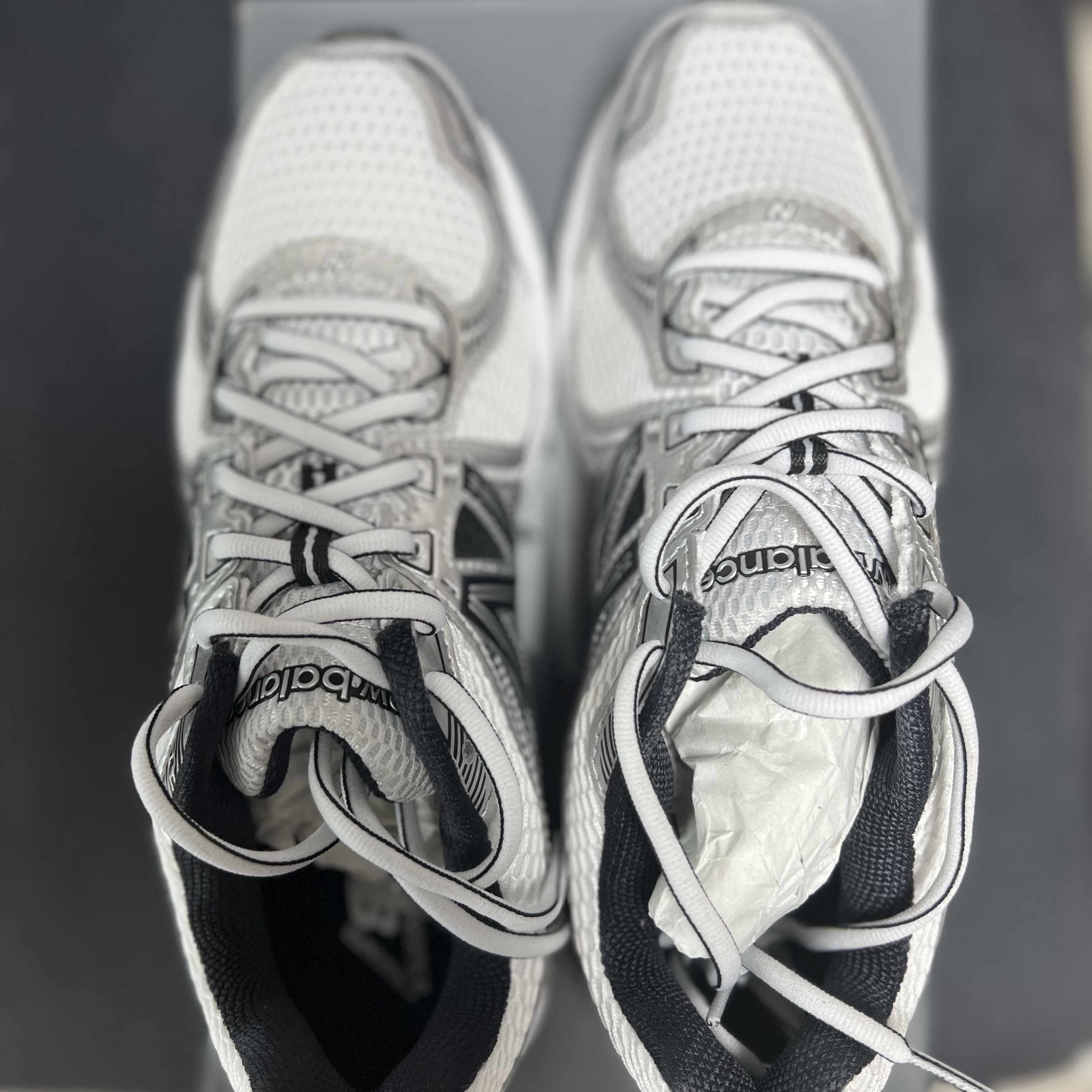 New Balance 860v2 White Black 착용 스타일 - 1