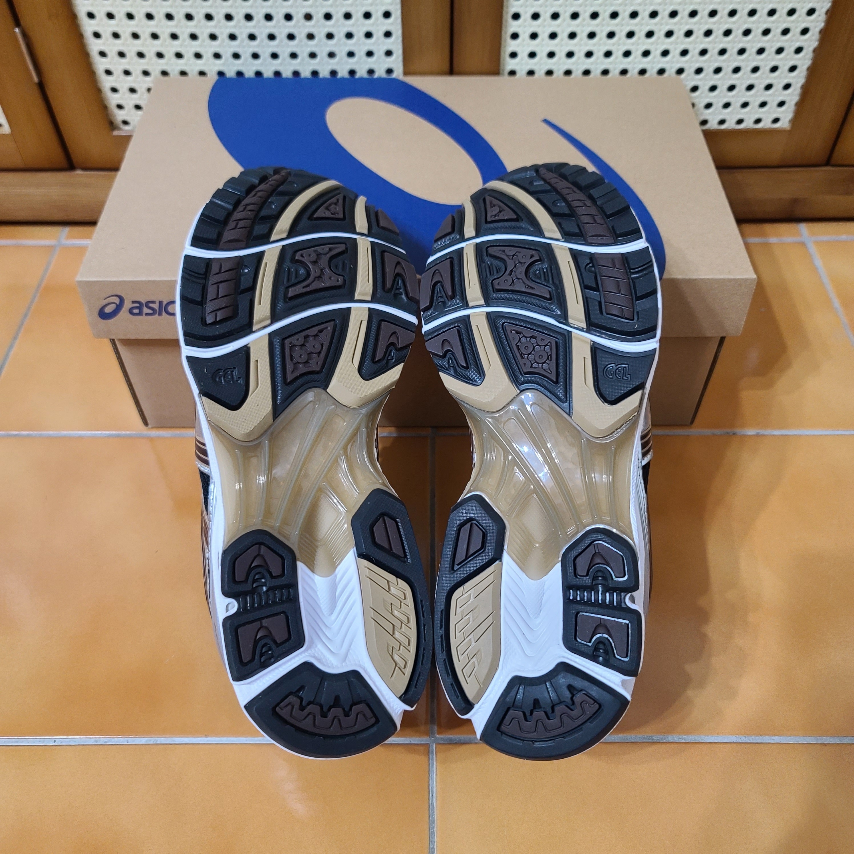 Asics Gel-Kayano 14 Black Coffee 착용 스타일 - 4