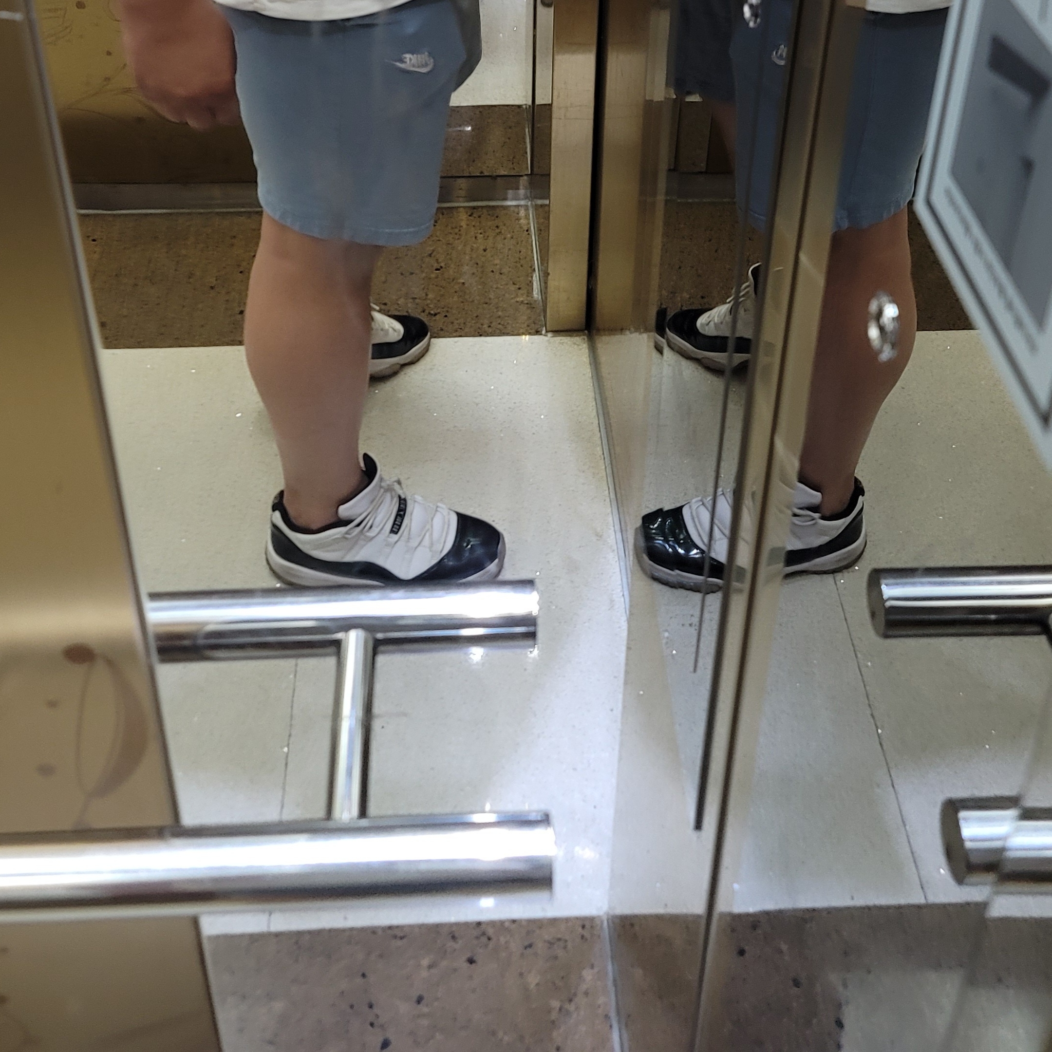 Jordan 11 Retro Low Iridescent 착용 스타일
