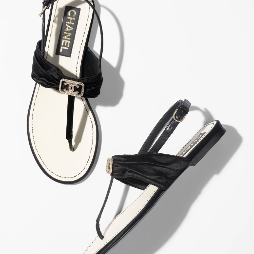 (W) Chanel Sandals Satin Metal Strass & Black 착용 스타일 - 3