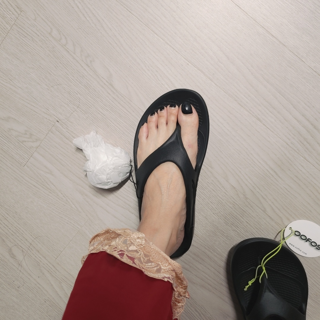 Oofos OOriginal Black 착용 스타일