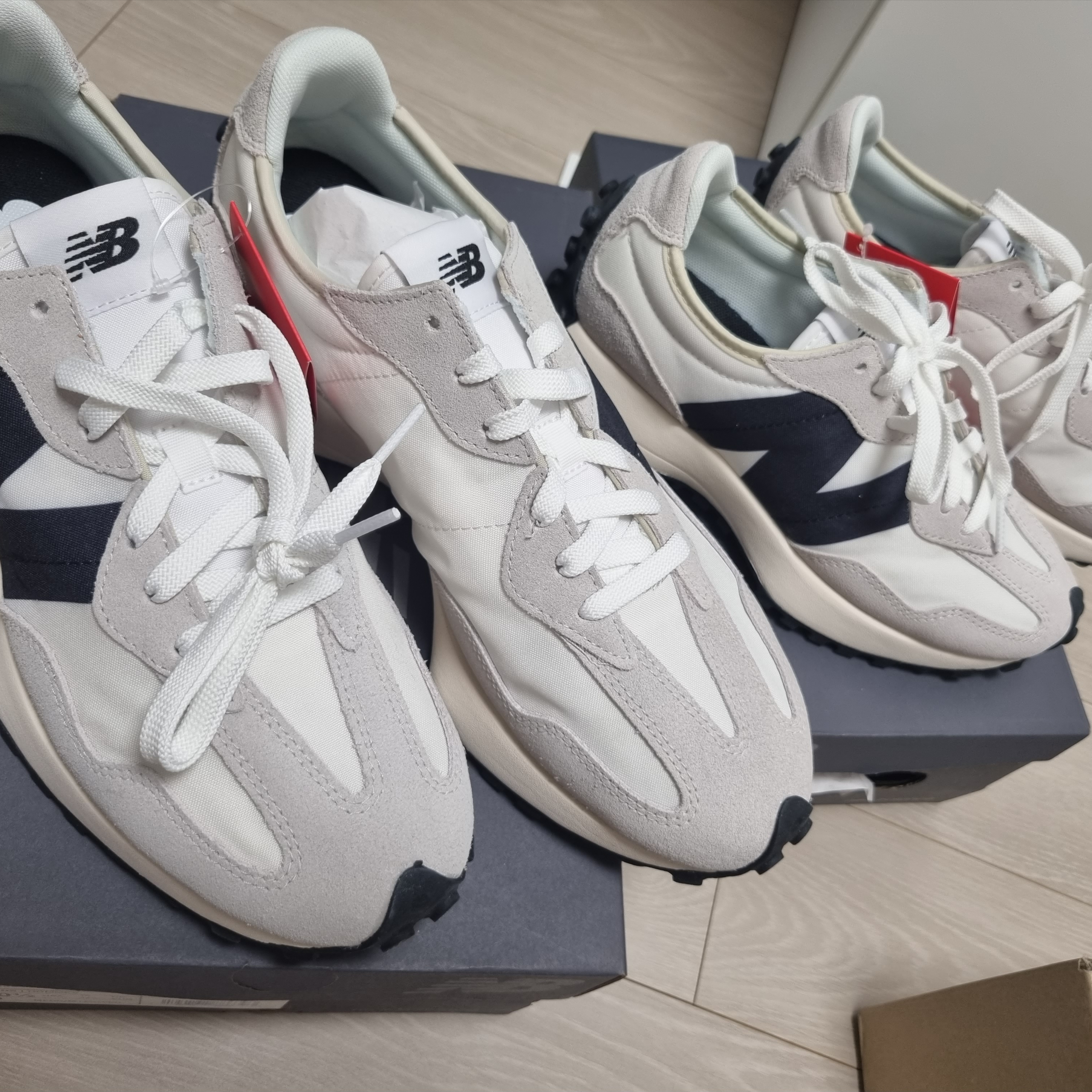 New Balance 327 White Black 착용 스타일