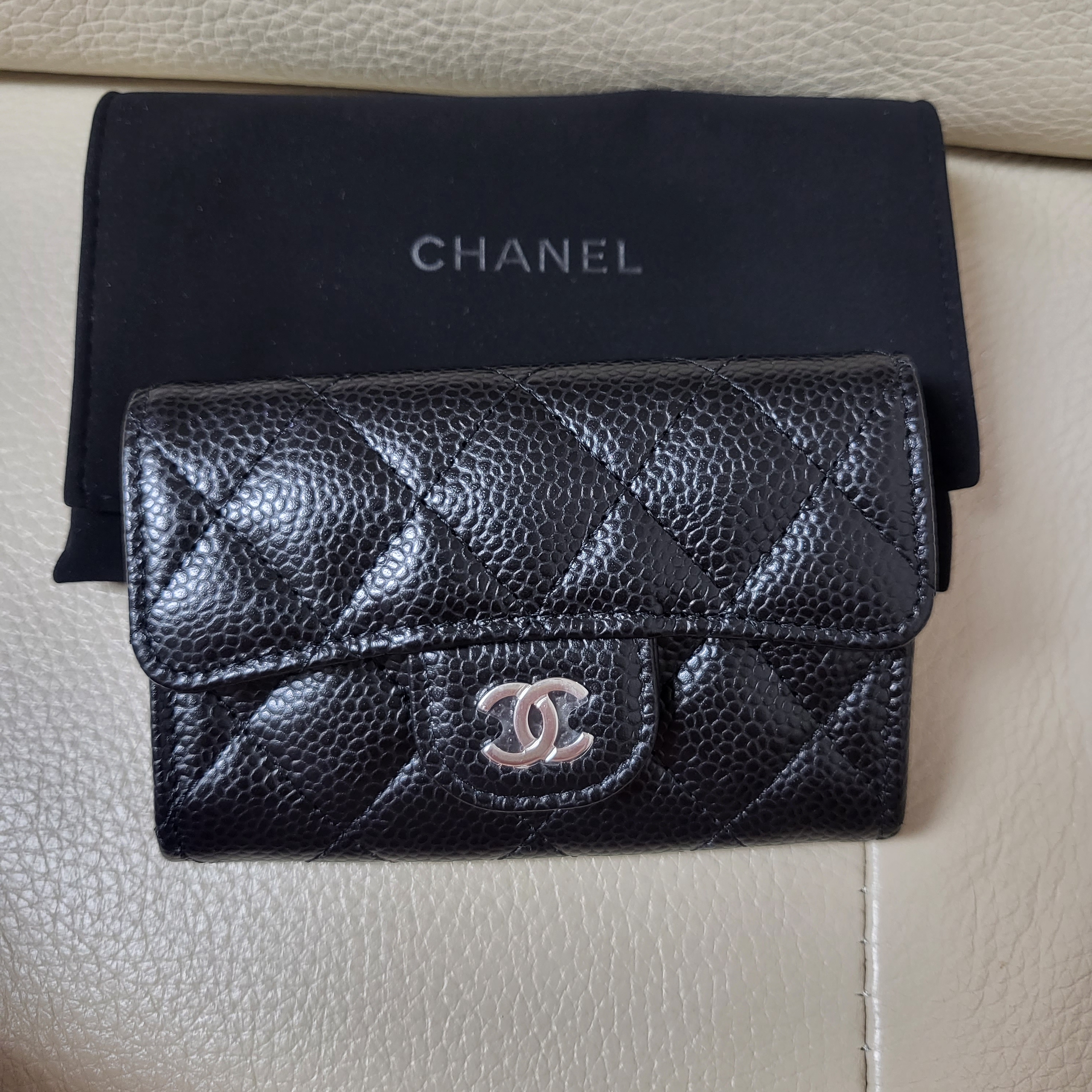 Chanel Classic Card Holder Grained Calfskin & Silver Black 착용 스타일
