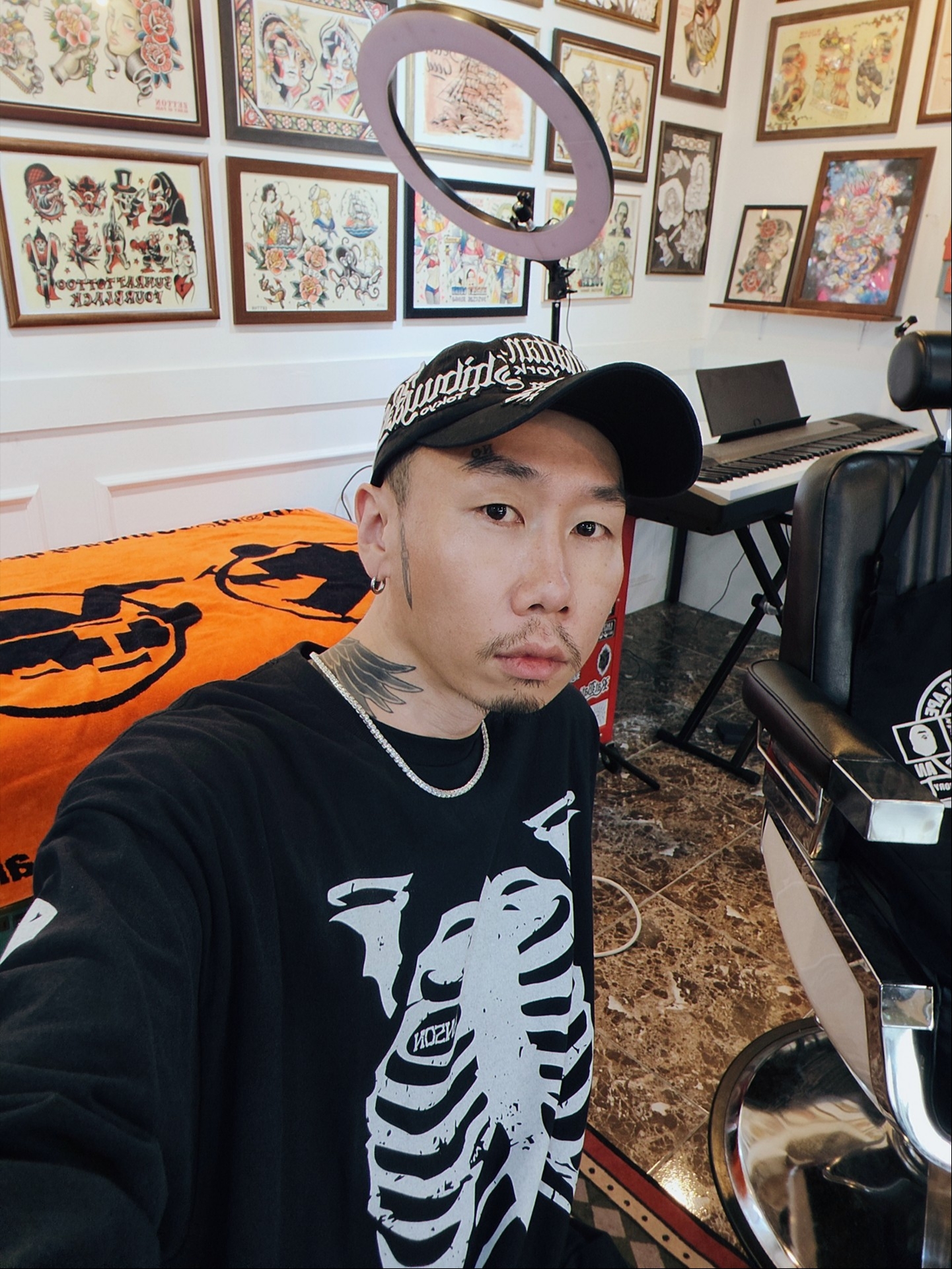 슈프림 시티 패치 6-패널 블랙 - 23SS, 밴슨 T19 롱슬리브 티셔츠 블랙 착용 스타일 - 3