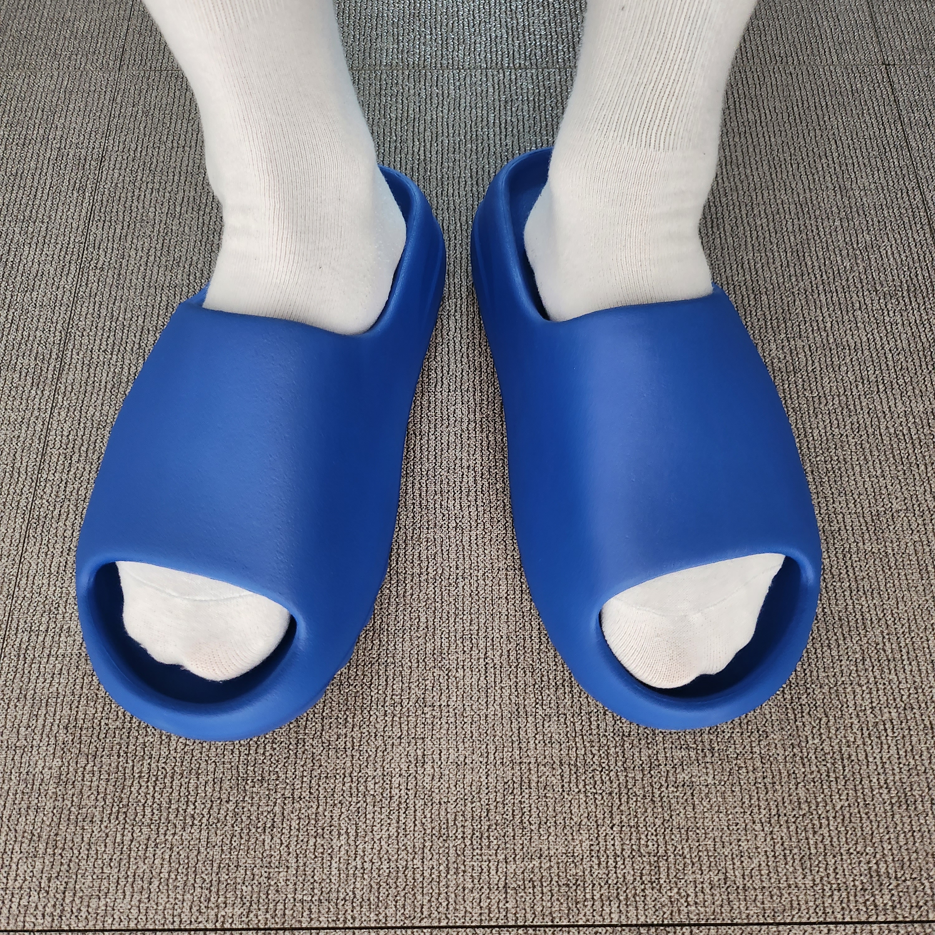 Adidas Yeezy Slide Azure 착용 스타일 - 1