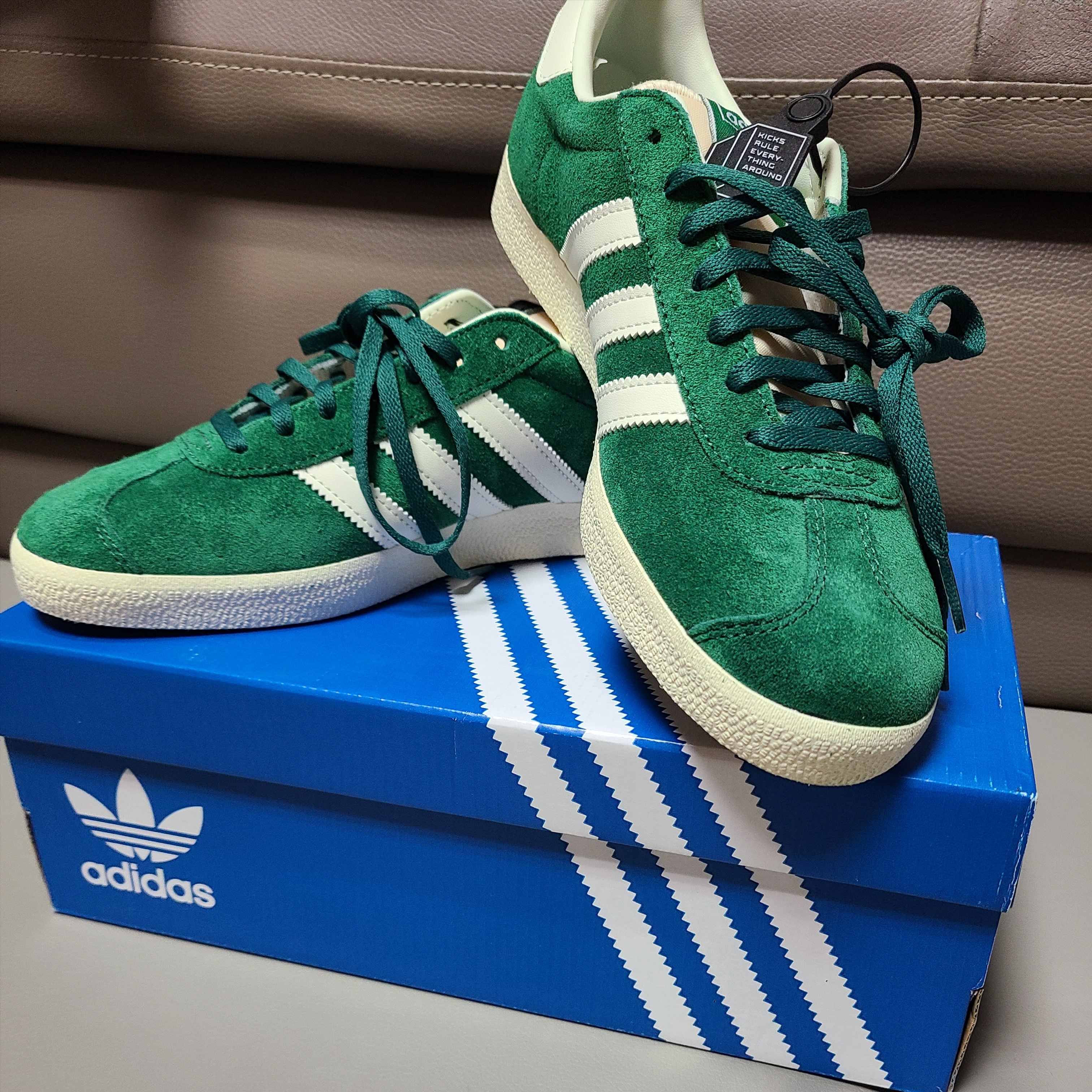 Adidas Gazelle Dark Green Cream White 착용 스타일 - 2