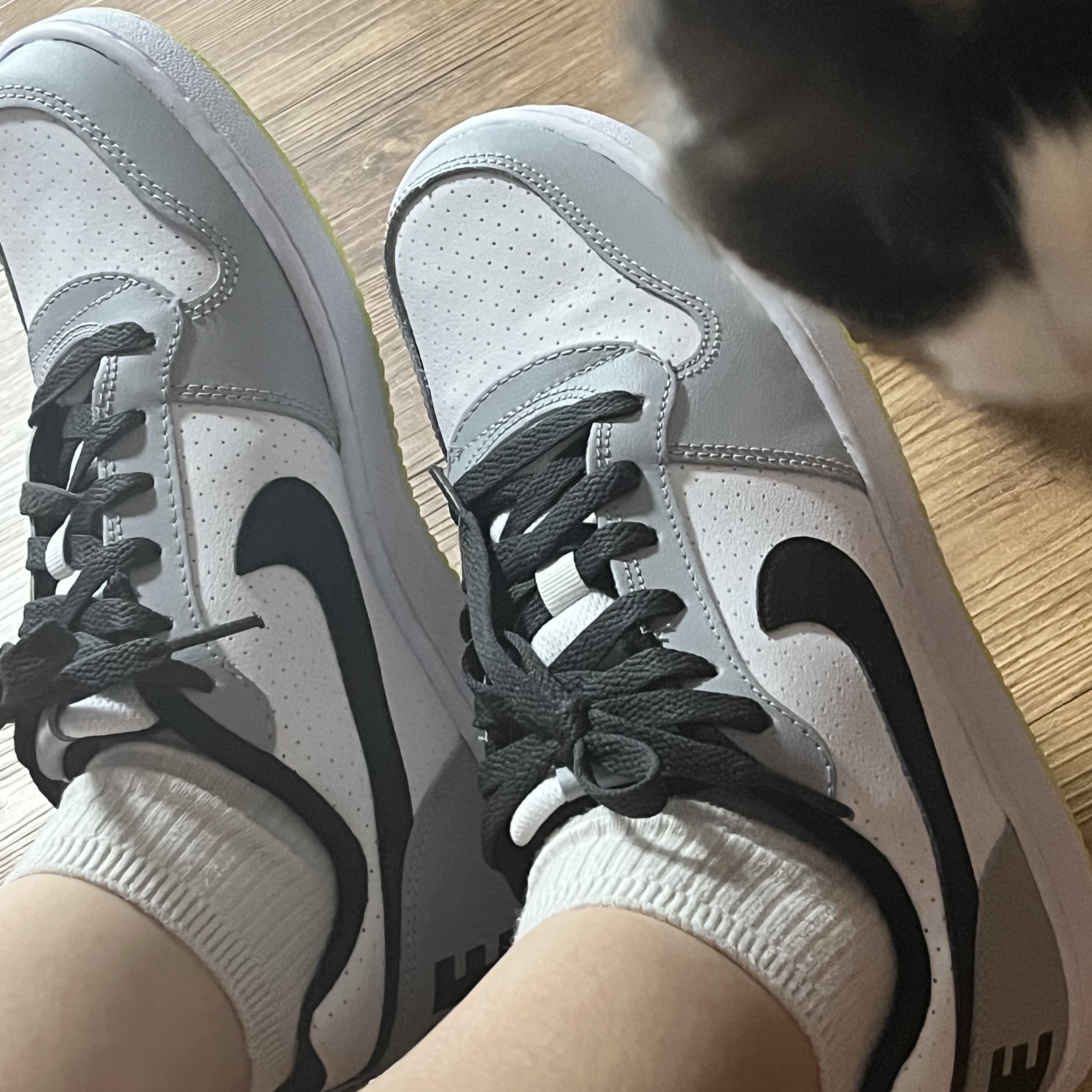(GS) Nike Court Borough Low White Black Wolf Grey 착용 스타일 - 2