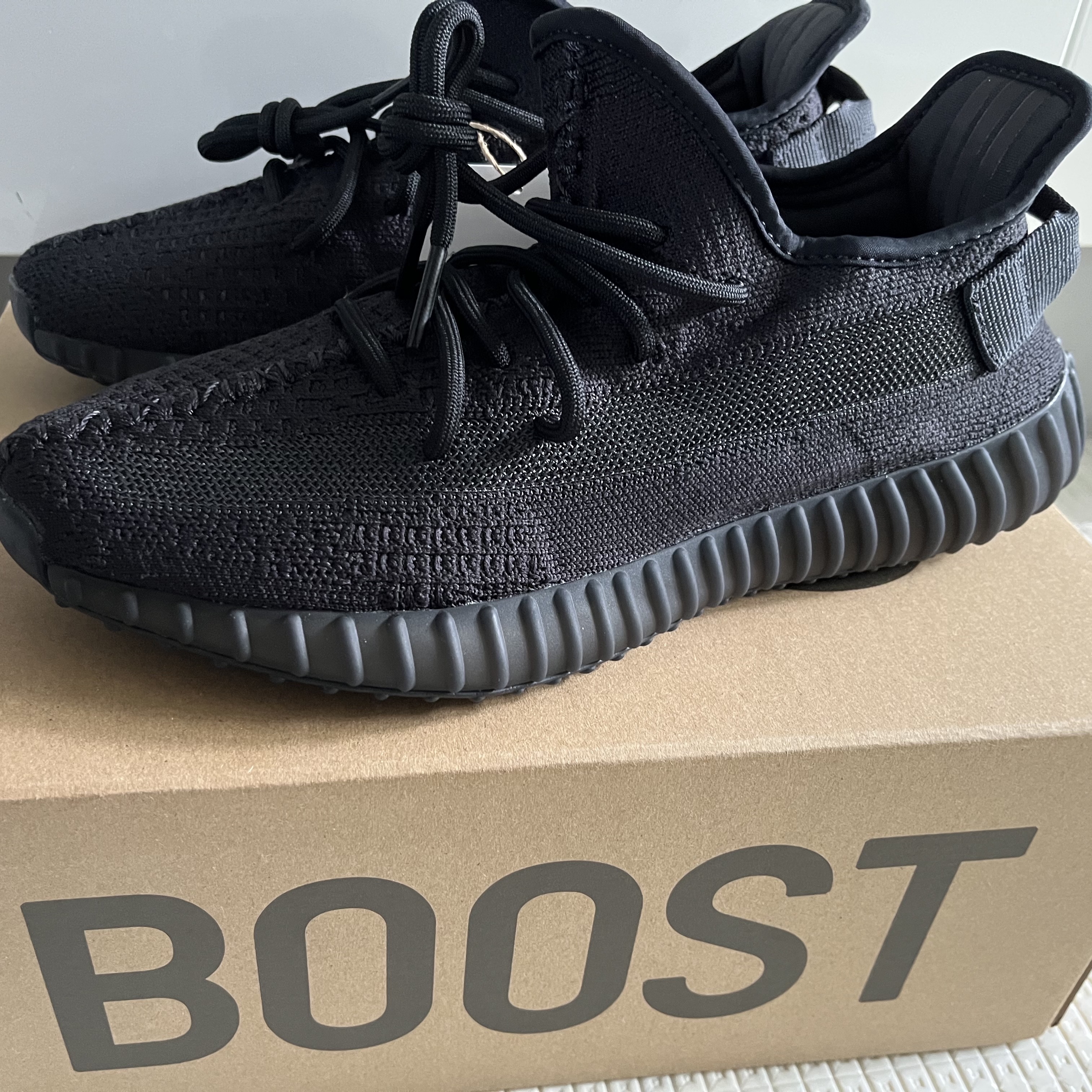 Adidas Yeezy Boost 350 V2 Onyx 착용 스타일
