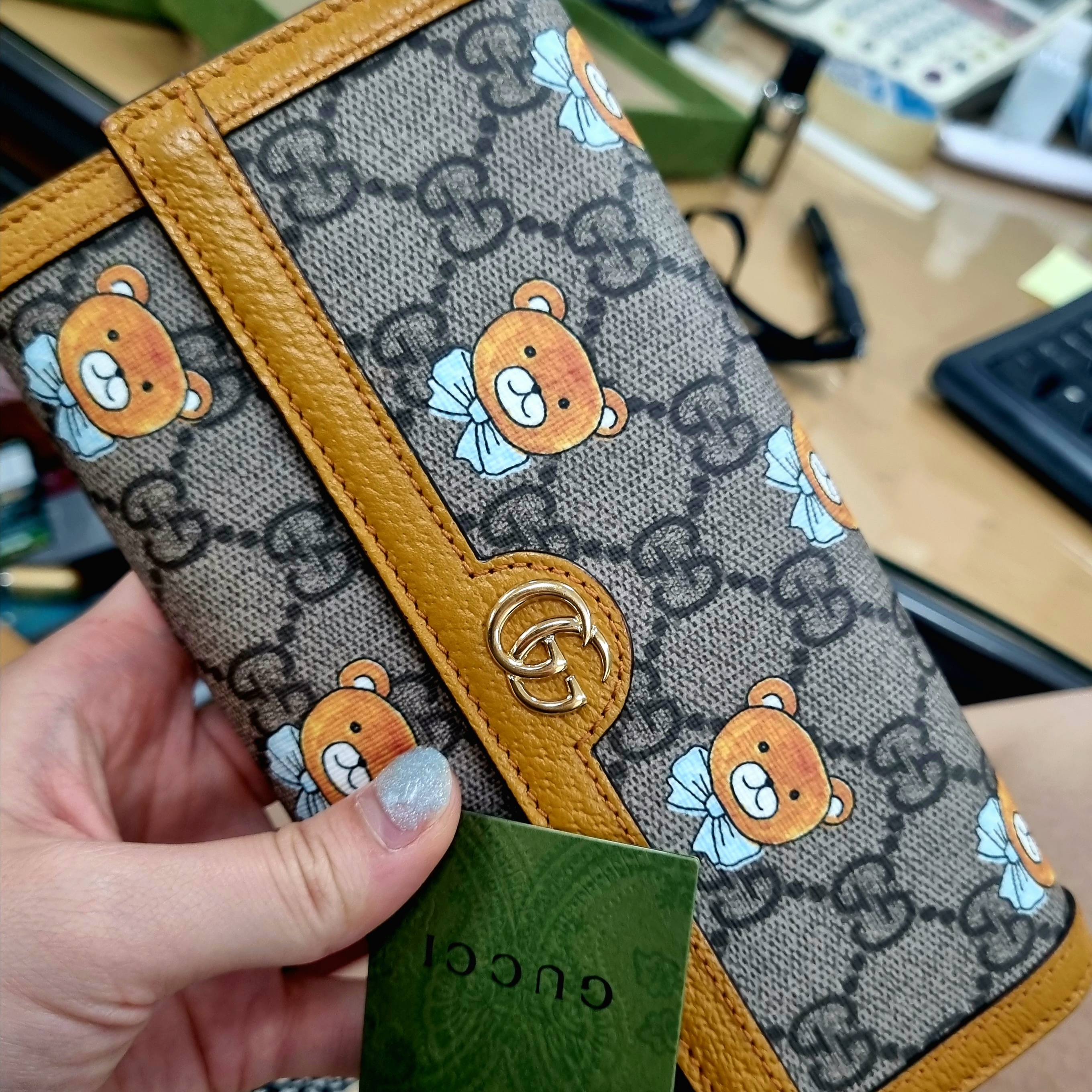 Gucci x Kai Wallet Beige 착용 스타일