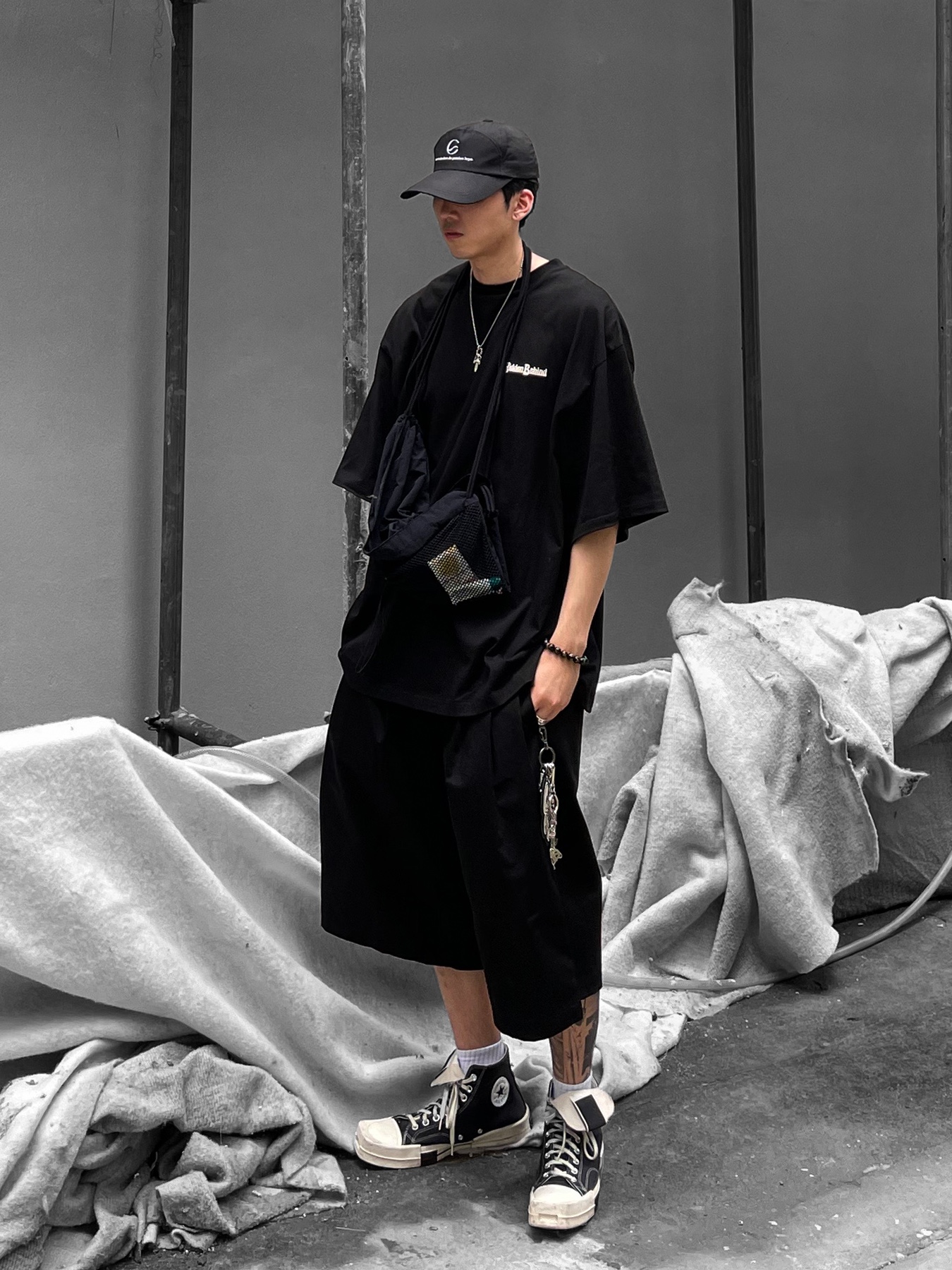 컨버스 x 다크쉐도우 터보다크 척 70 하이 블랙 착용 스타일 - 1
