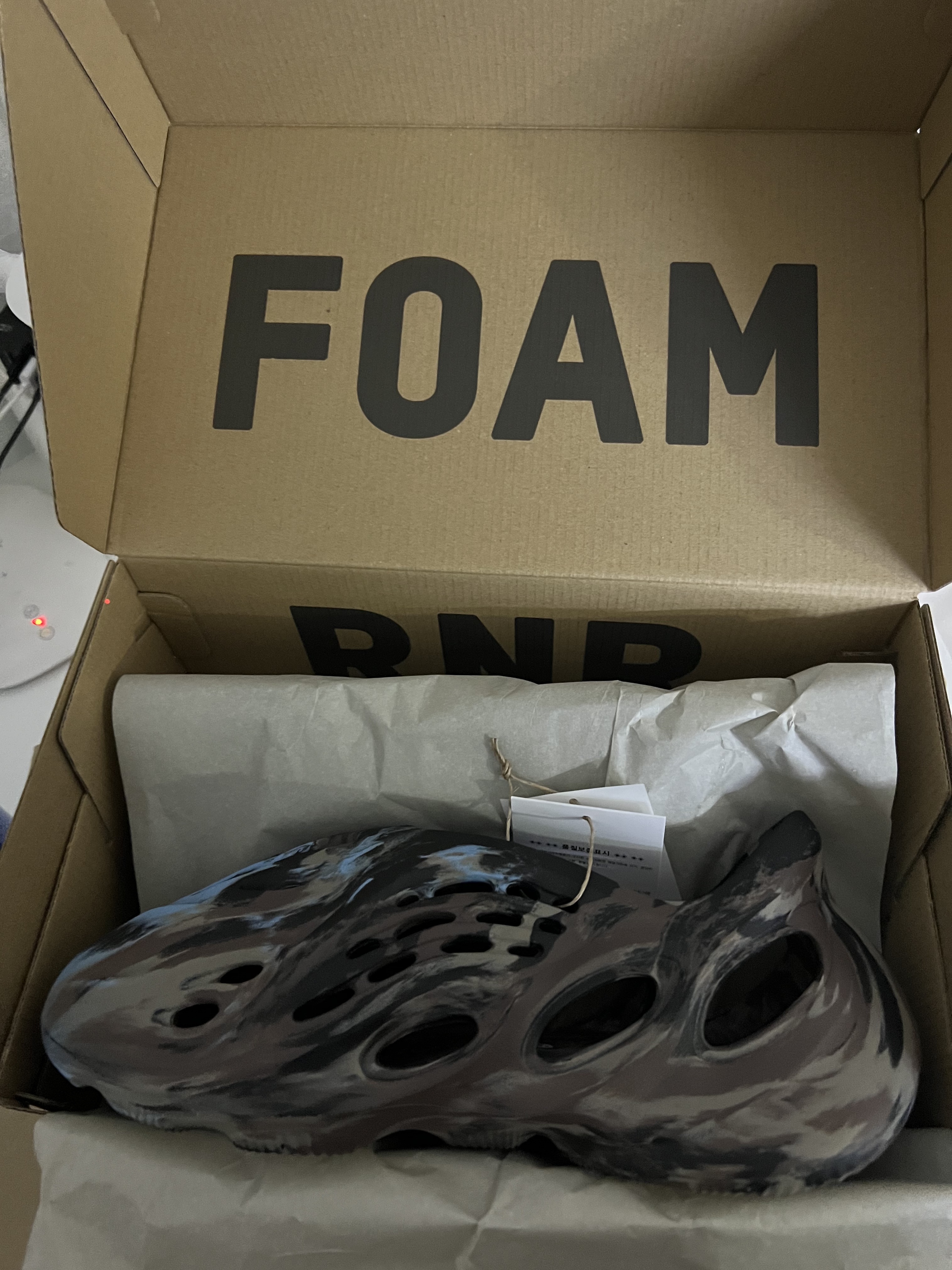 Adidas Yeezy Foam RNNR MX Cinder 착용 스타일