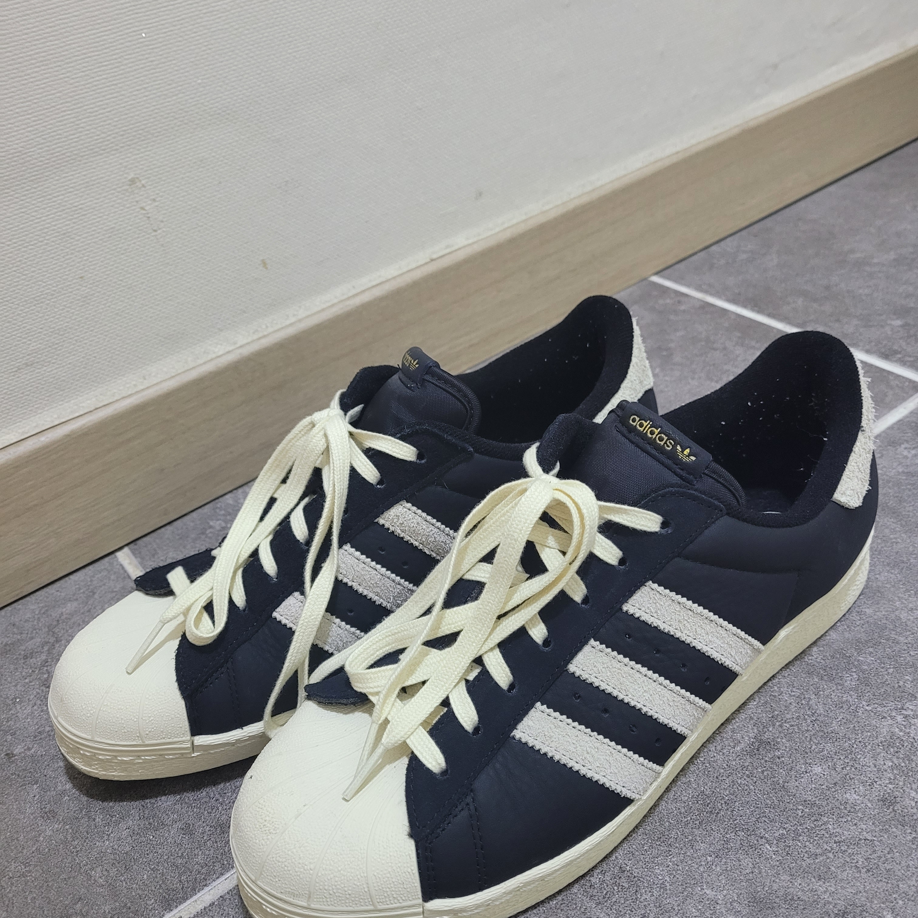 Adidas Superstar 82 Black White 착용 스타일