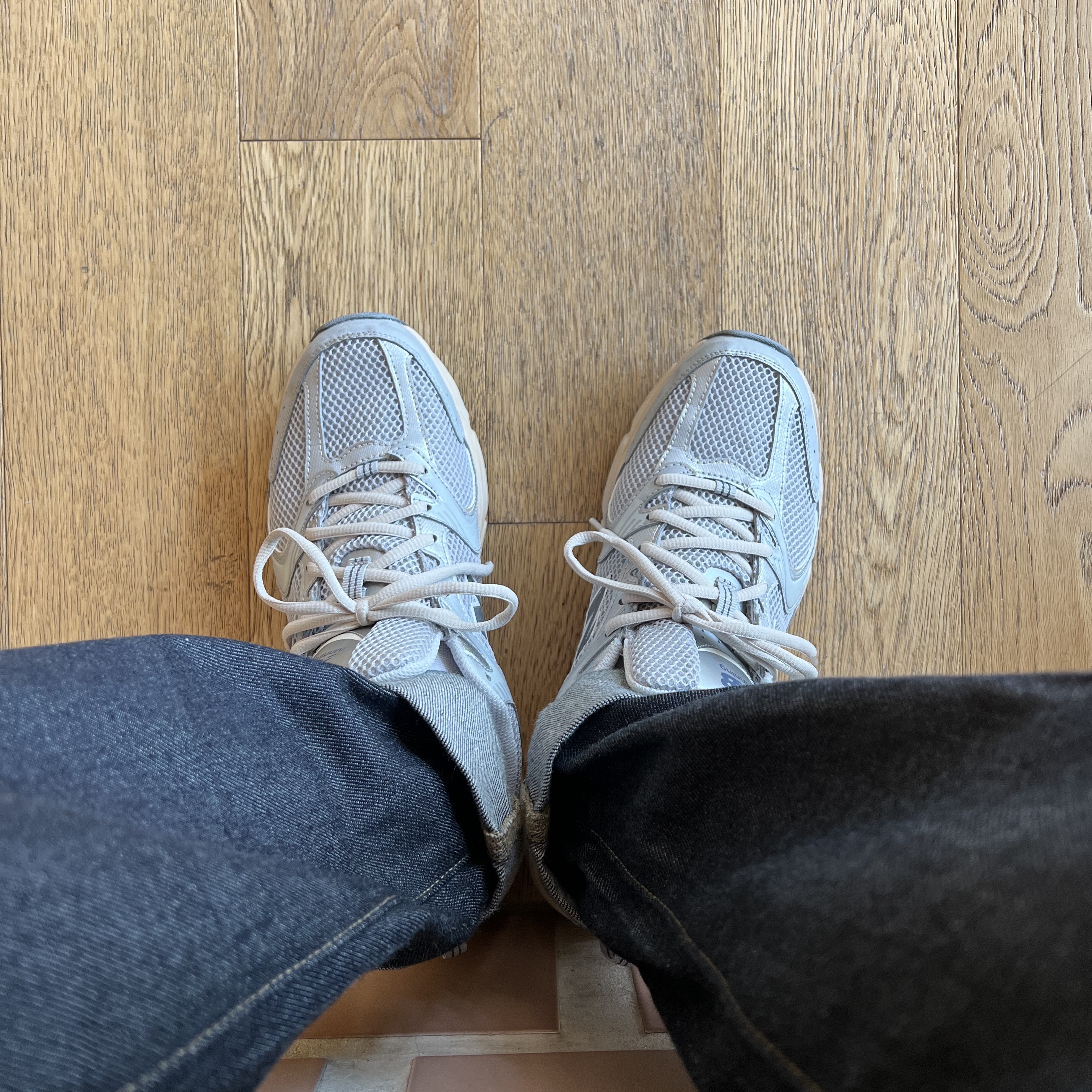 New Balance 530 Vintage Metallic Silver 착용 스타일