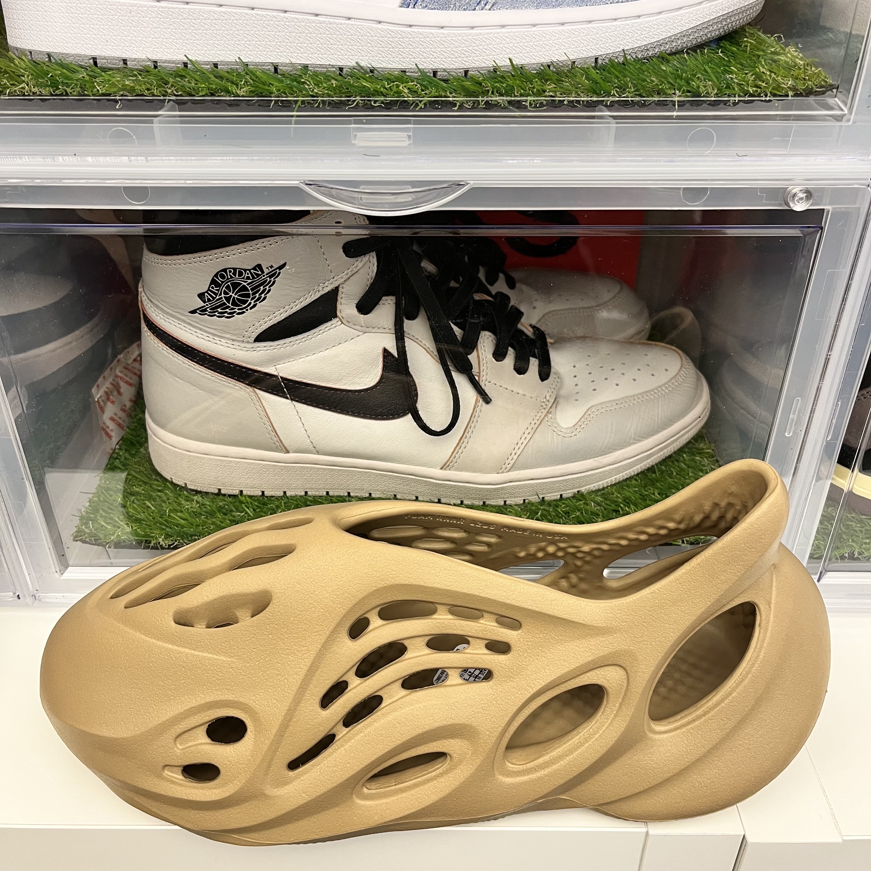 Adidas Yeezy Foam RNNR Clay Taupe 착용 스타일