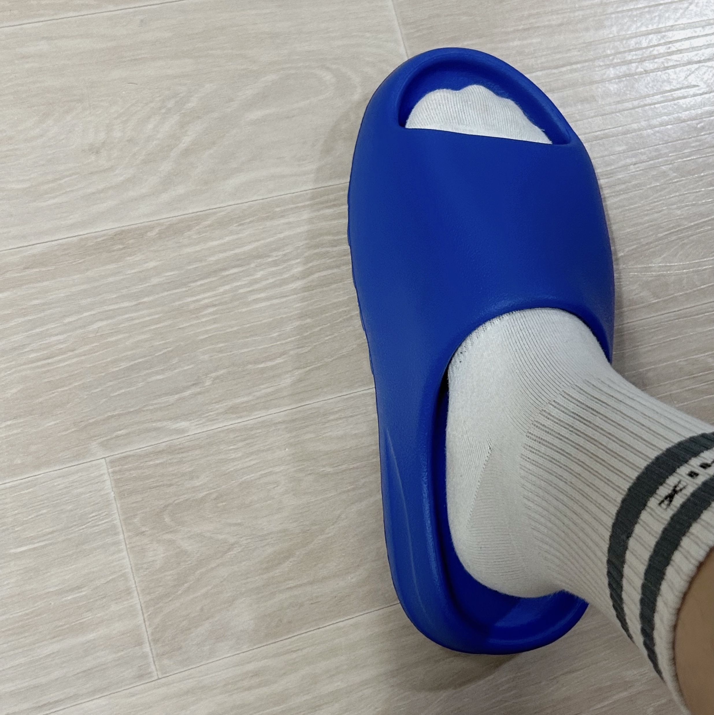 Adidas Yeezy Slide Azure 착용 스타일 - 2