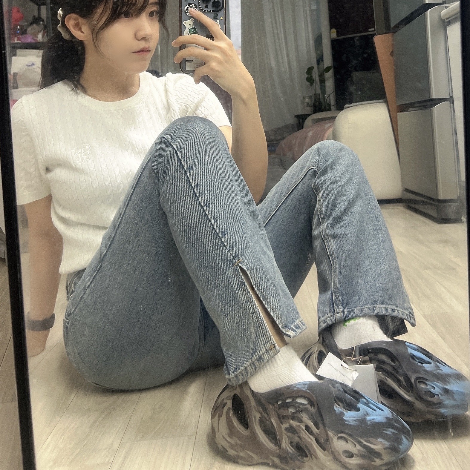 Adidas Yeezy Foam RNNR MX Cinder 착용 스타일 - 1