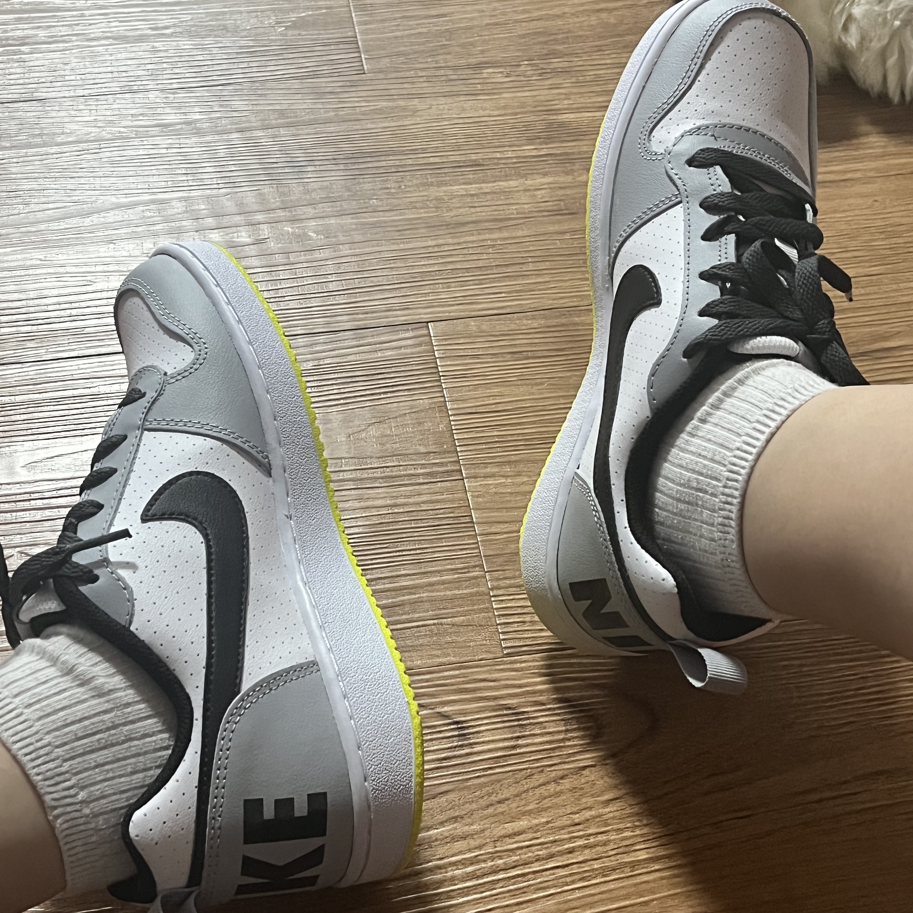 (GS) Nike Court Borough Low White Black Wolf Grey 착용 스타일 - 3