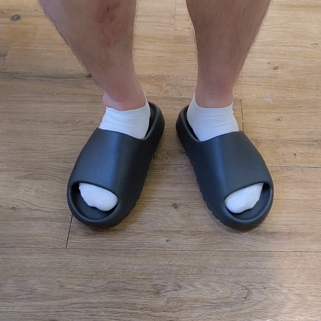 Adidas Yeezy Slide Onyx 착용 스타일 - 1