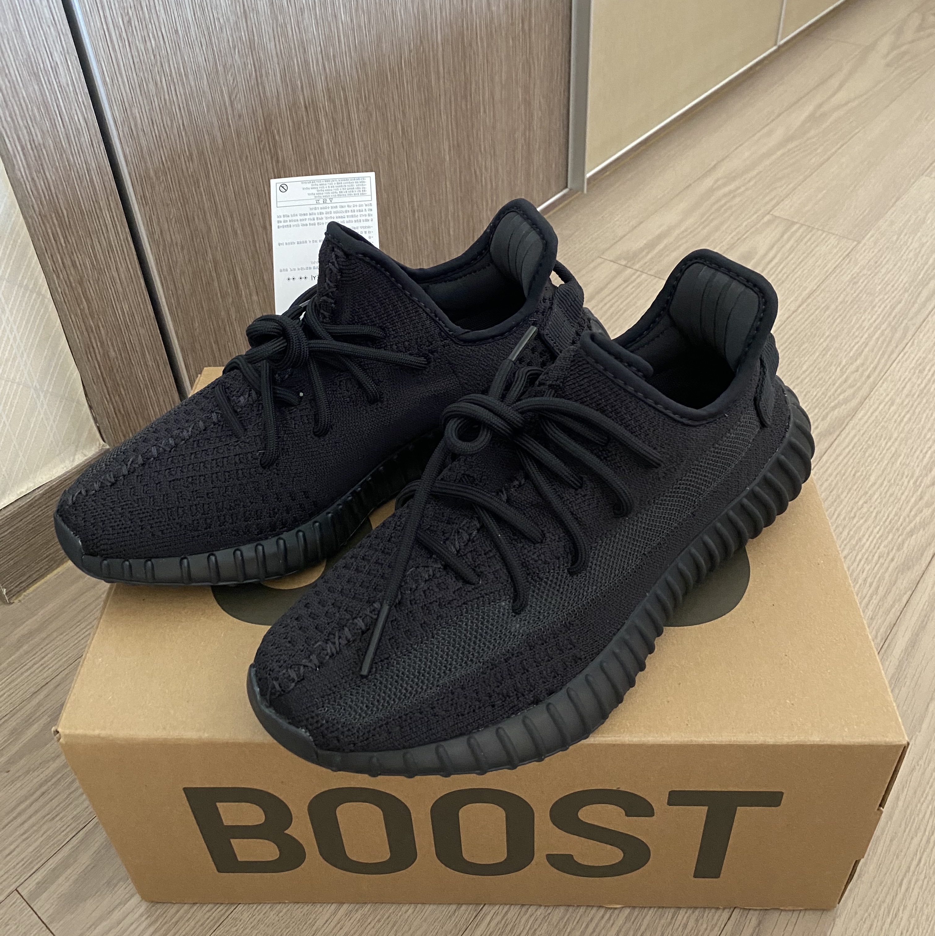 Adidas Yeezy Boost 350 V2 Onyx 착용 스타일