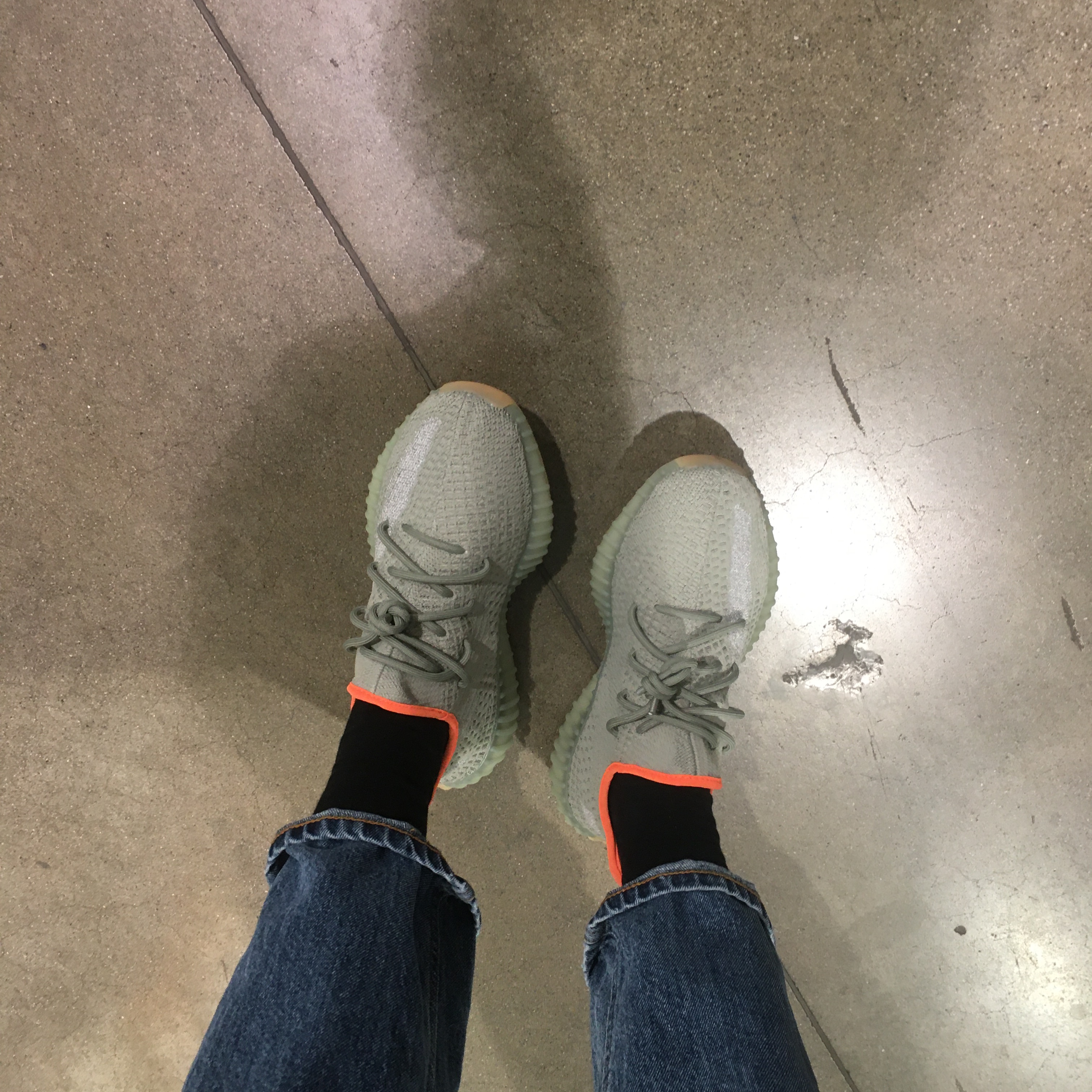 Adidas Yeezy Boost 350 V2 Desert Sage 착용 스타일