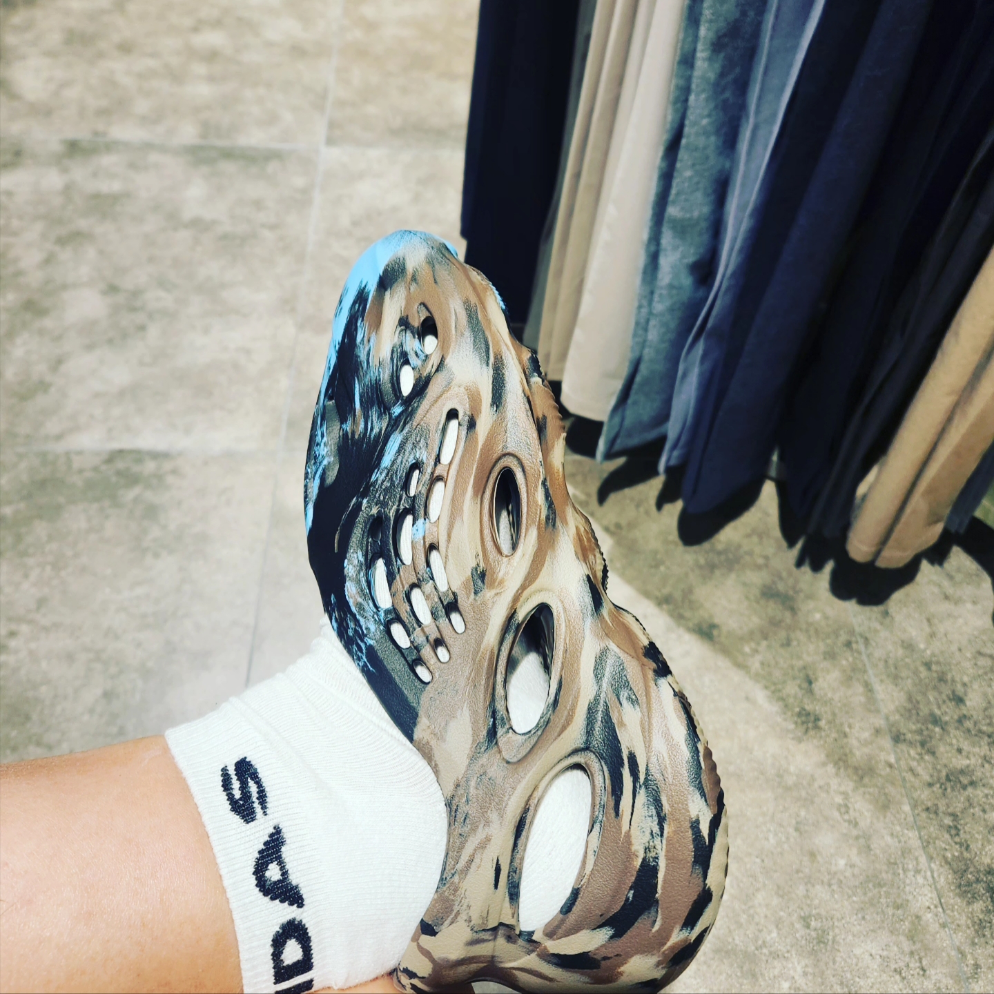 Adidas Yeezy Foam RNNR MX Cinder 착용 스타일 - 3