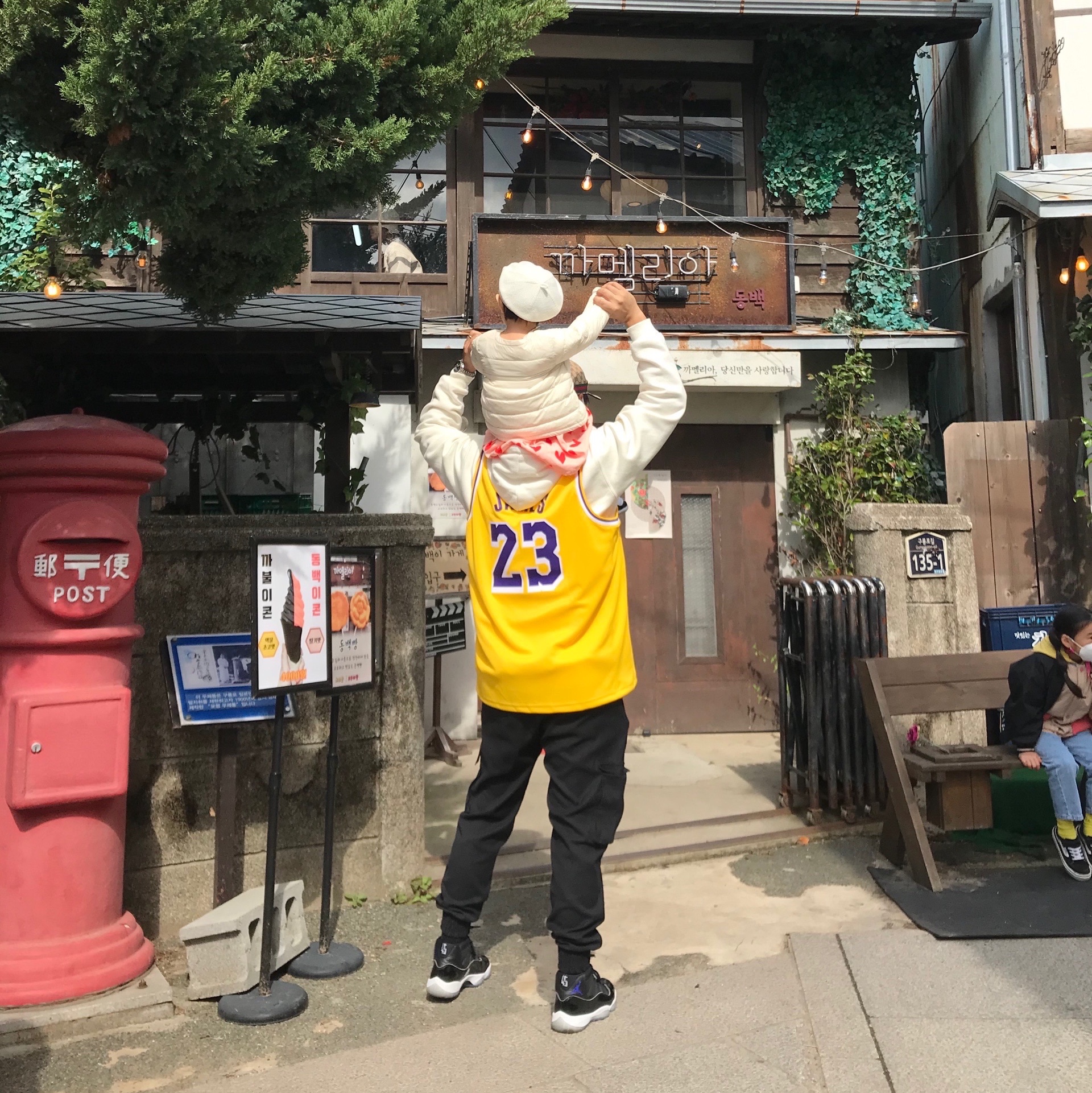 Gucci Original GG Baseball Hat with Web Beige Ebony, Nike Kobe Bryant LA Lakers Icon Edition Jersey 착용 스타일