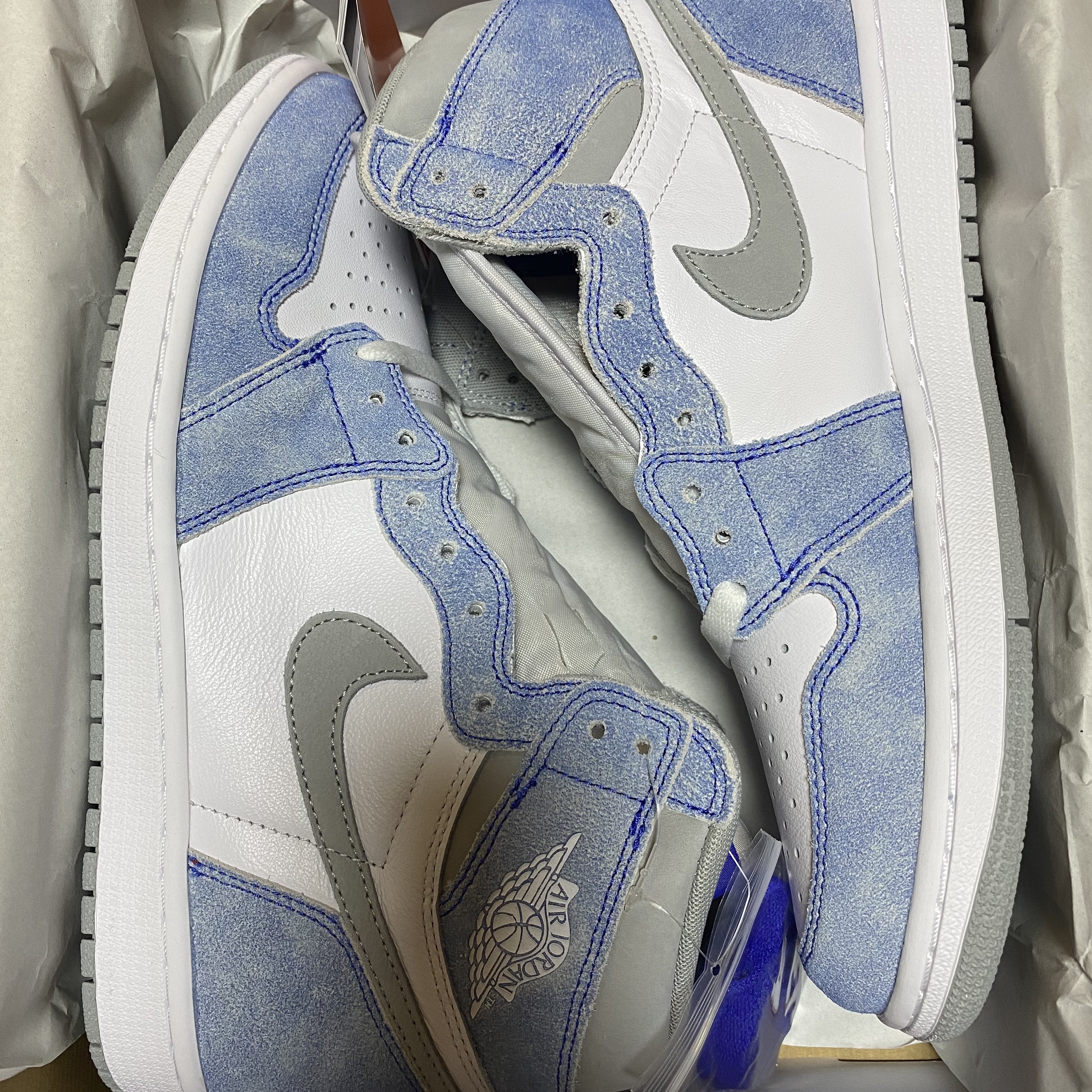 조던 1 레트로 하이 OG 하이퍼 로얄 착용 스타일 - 2