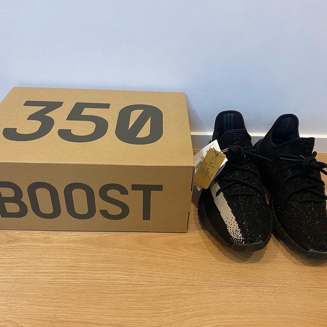 Adidas Yeezy Boost 350 V2 Core Black White 2022 착용 스타일 - 1
