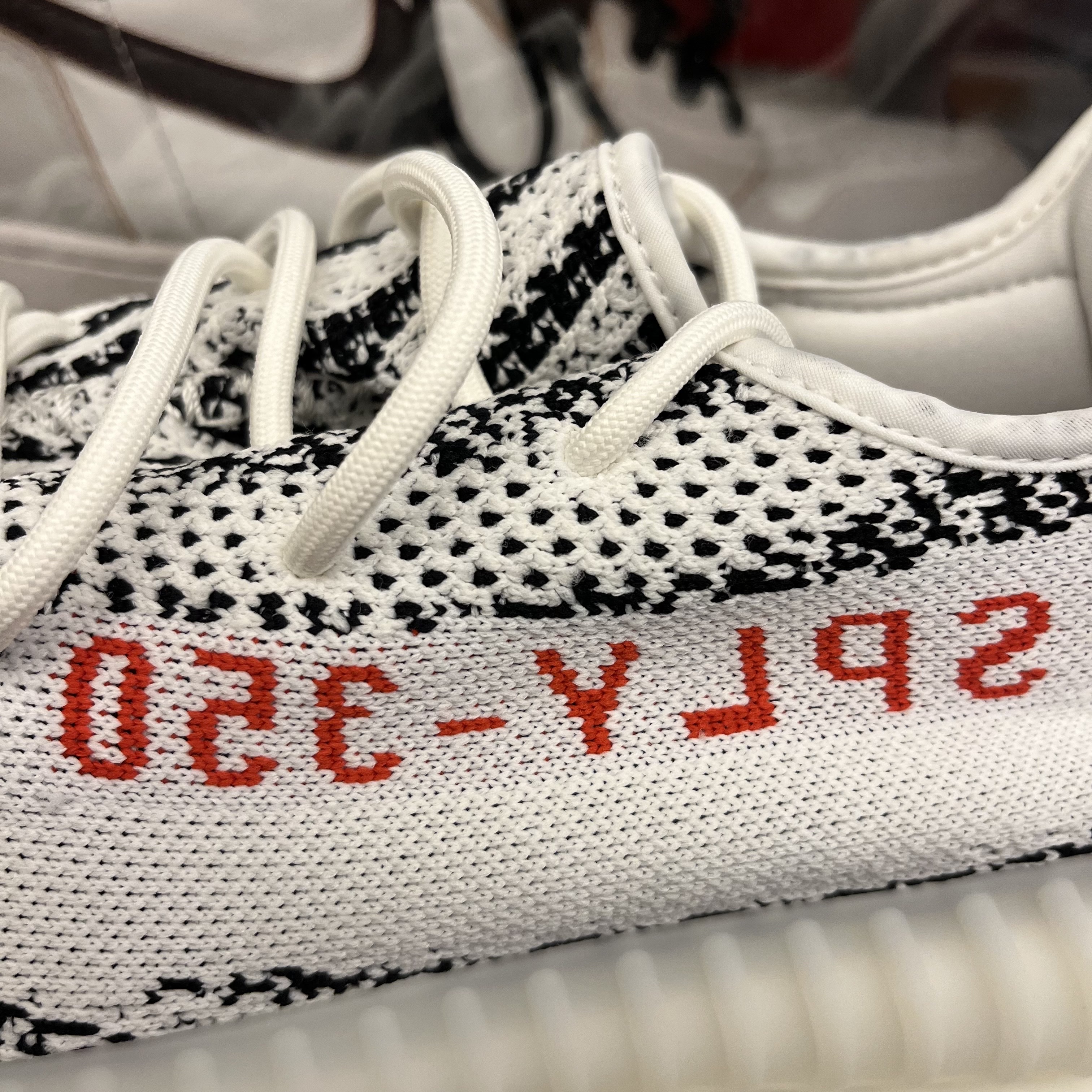 Adidas Yeezy Boost 350 V2 Zebra 2022/2023 착용 스타일