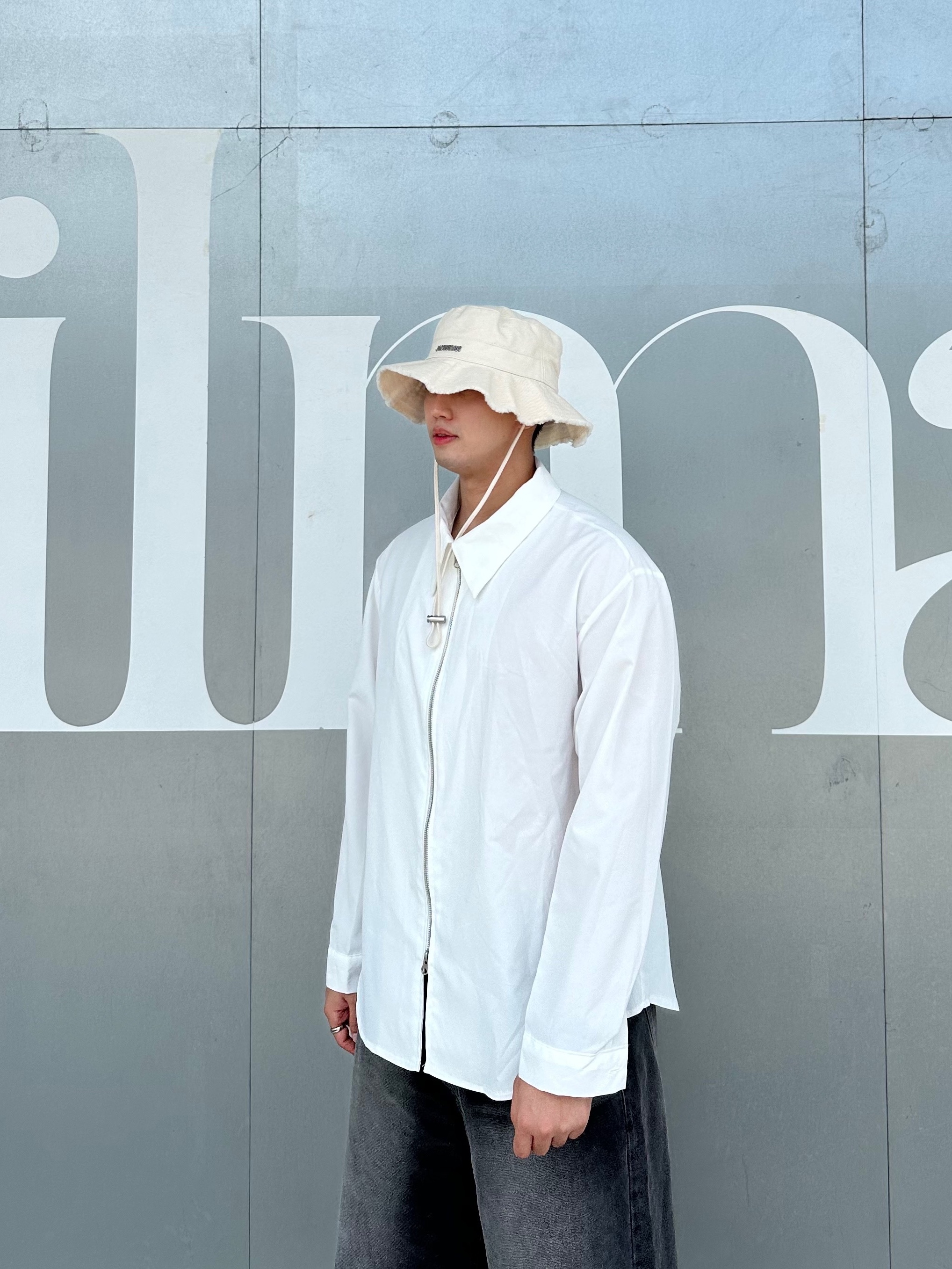 Jacquemus Le Bob Artichaut Bucket Hat Off White, Nike x Martine Rose Shox MR4 Black 착용 스타일 - 4