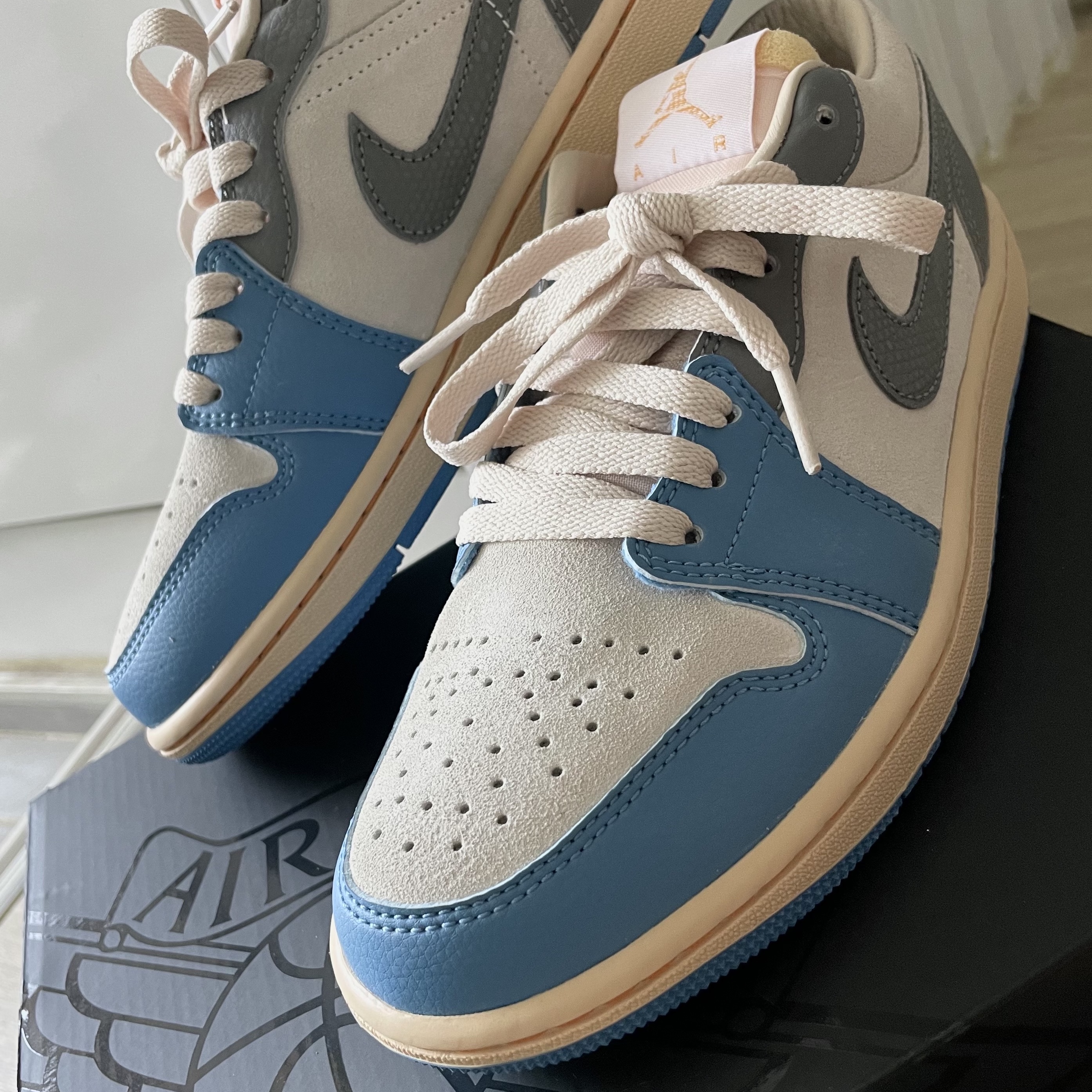 Jordan 1 Low SE Tokyo 96 착용 스타일 - 1