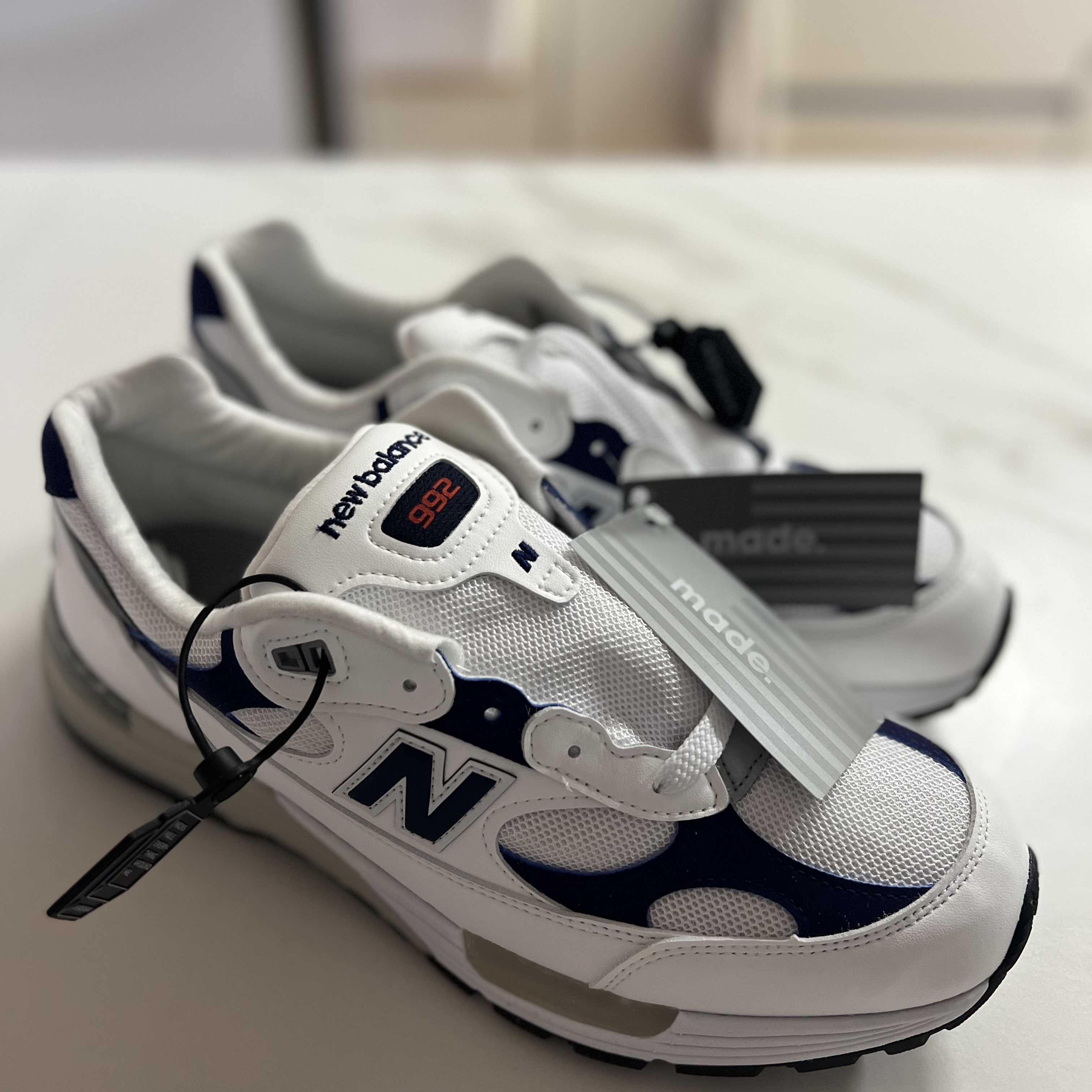 New Balance 992 Made in USA White Navy 착용 스타일 - 2