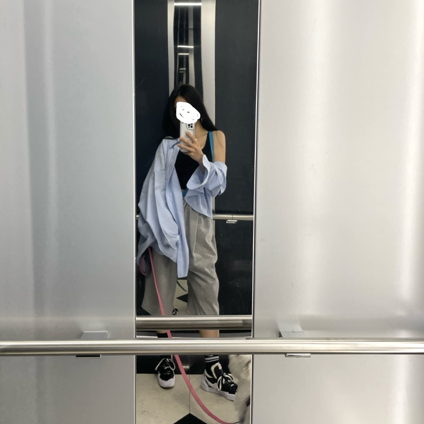Nike x Sacai Blazer Low Black Patent Leather 착용 스타일 - 2
