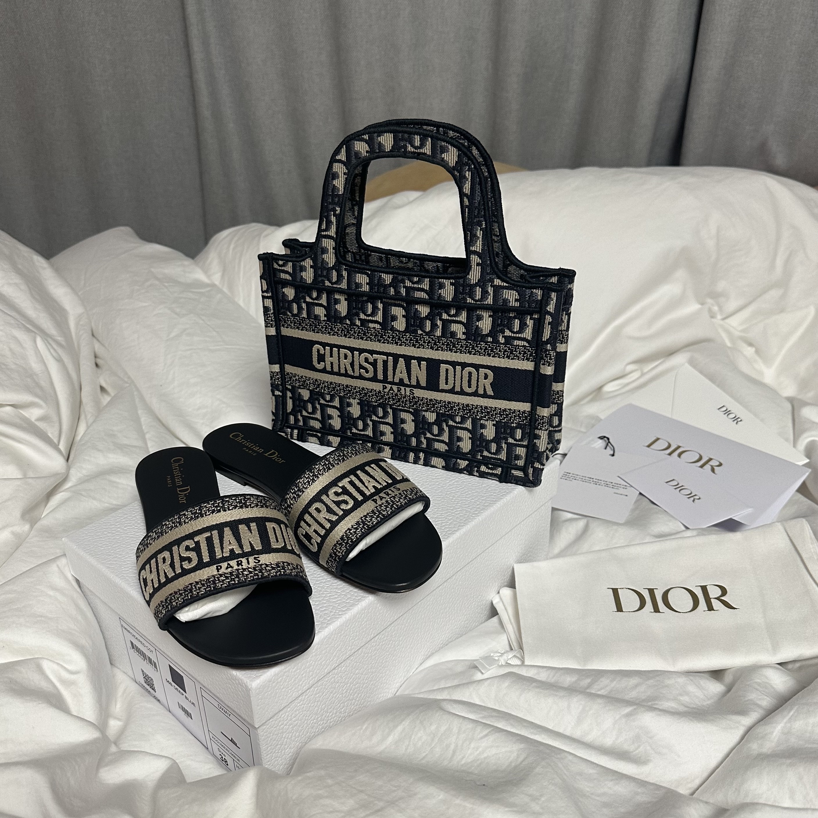 (W) Dior Dway Mule Embroidered Cotton Deep Blue, Dior Mini Book Tote Blue Dior Oblique Embroidery 착용 스타일