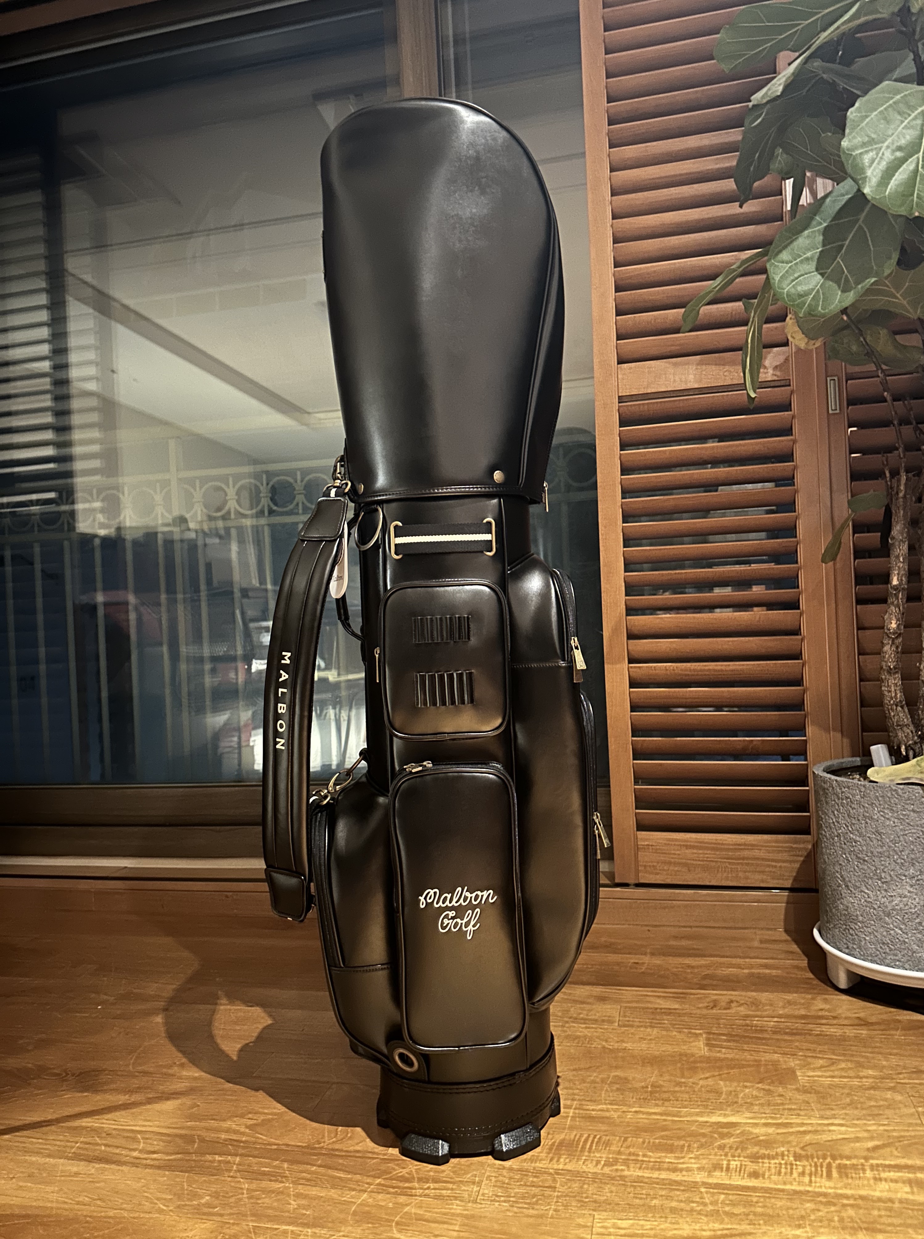 Malbon Golf Vintage Mood Caddie Bag Black 착용 스타일 - 2
