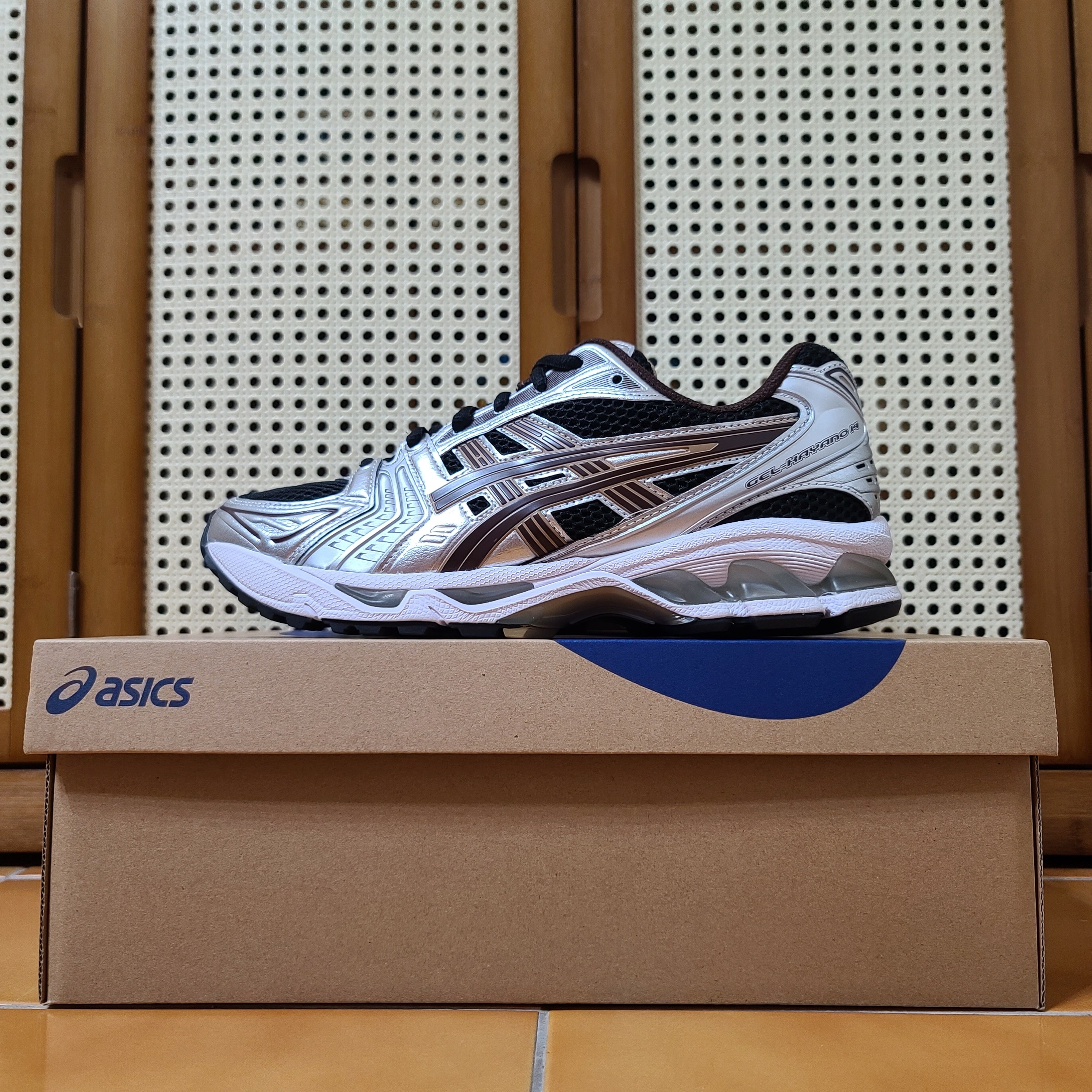 Asics Gel-Kayano 14 Black Coffee 착용 스타일 - 1