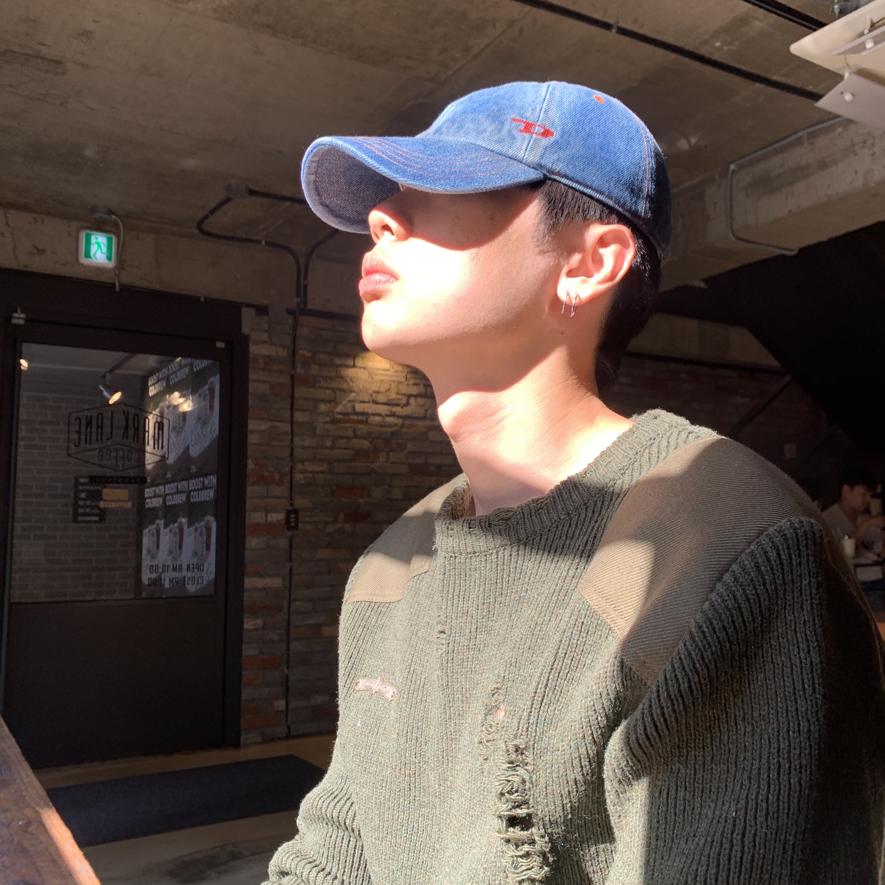 디젤 C-립-2 데님 베이스볼 캡 블루, 젠틀 몬스터 x 떠그 클럽 테크노 01 블랙 착용 스타일 - 1