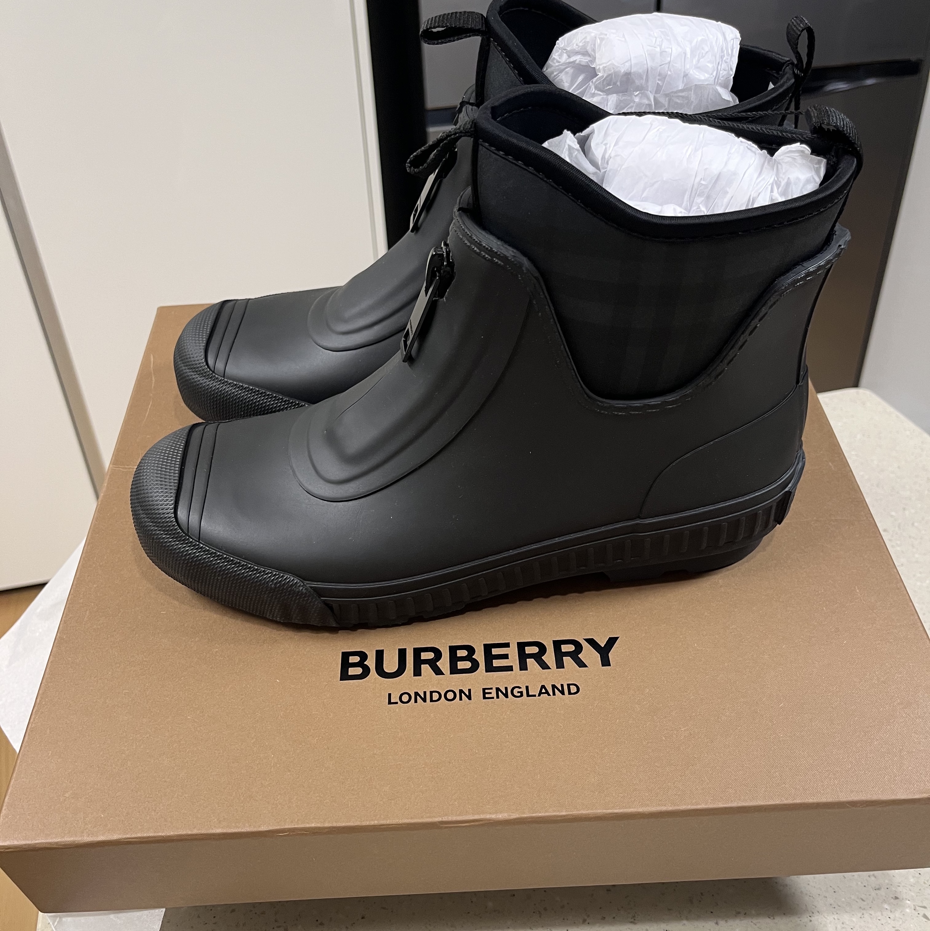 (W) Burberry Vintage Check Neoprene Rubber Rain Boots Black Charcoal 착용 스타일