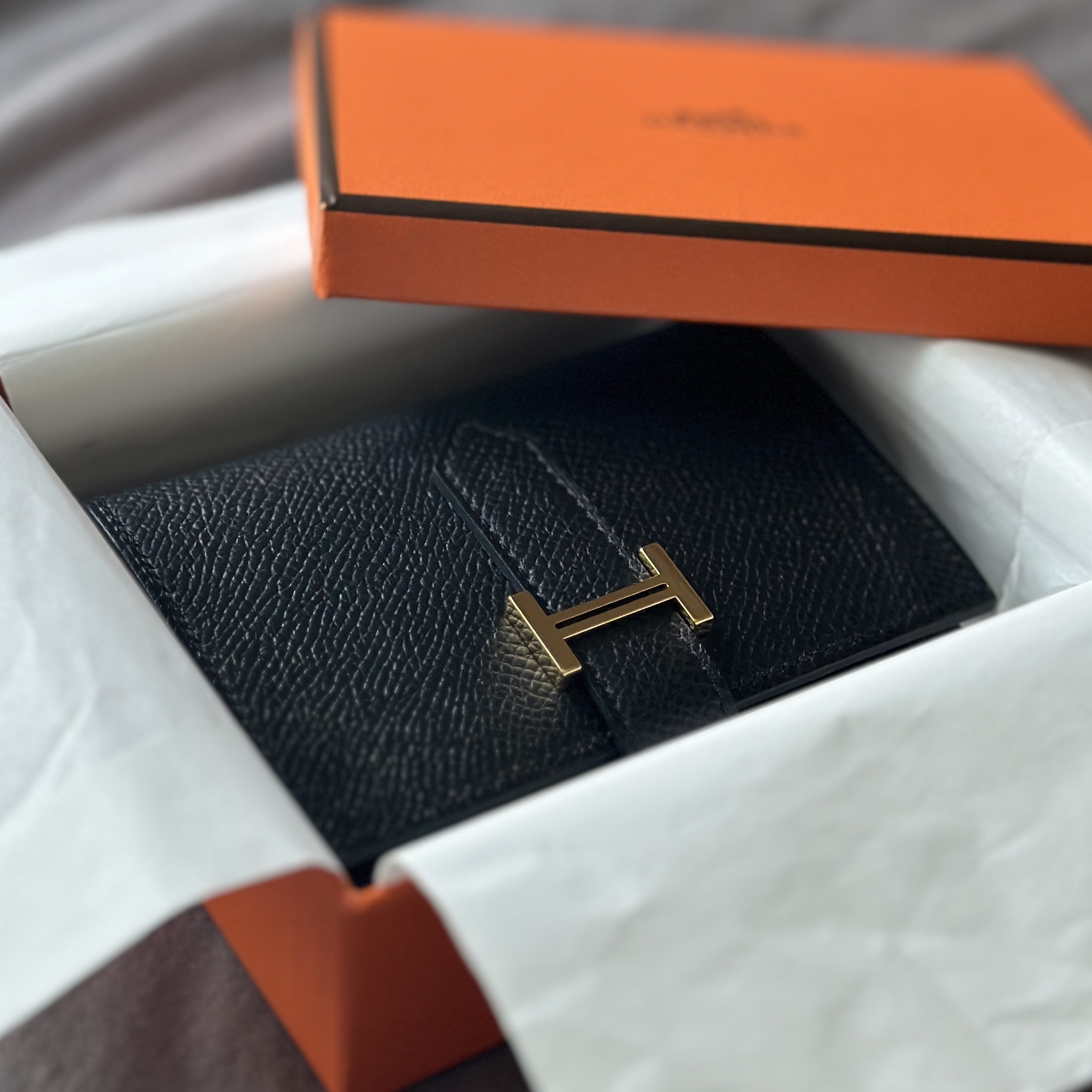 Hermes Bearn Mini Wallet Epsom & Gold Noir 착용 스타일