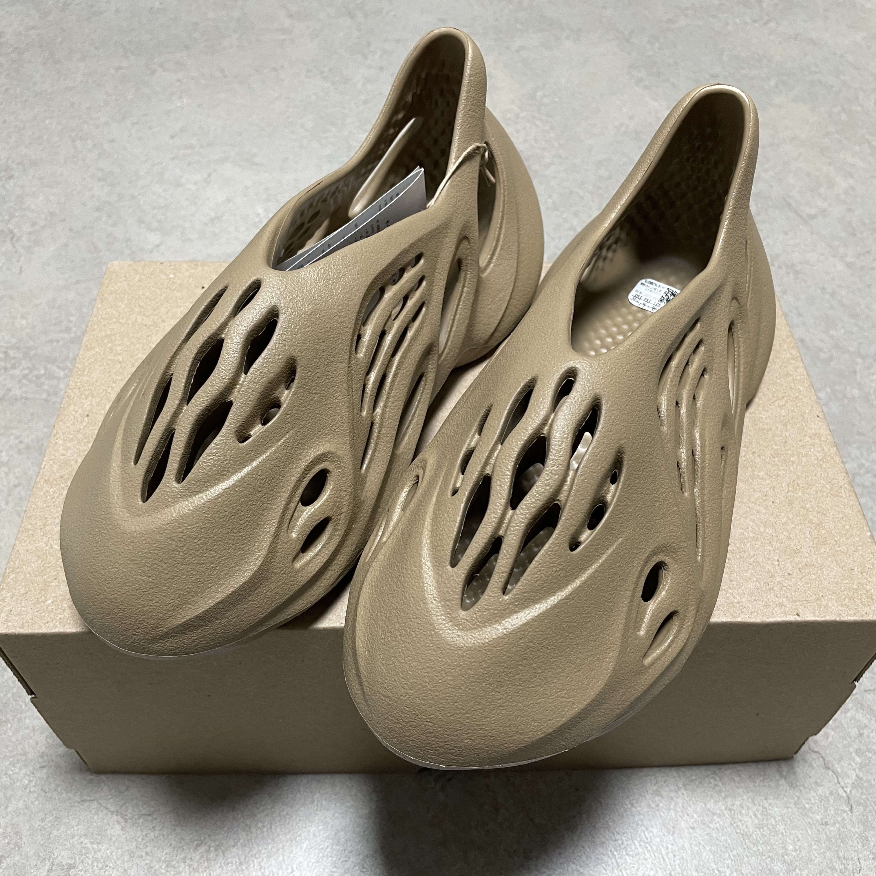 Adidas Yeezy Foam RNNR Clay Taupe 착용 스타일 - 1