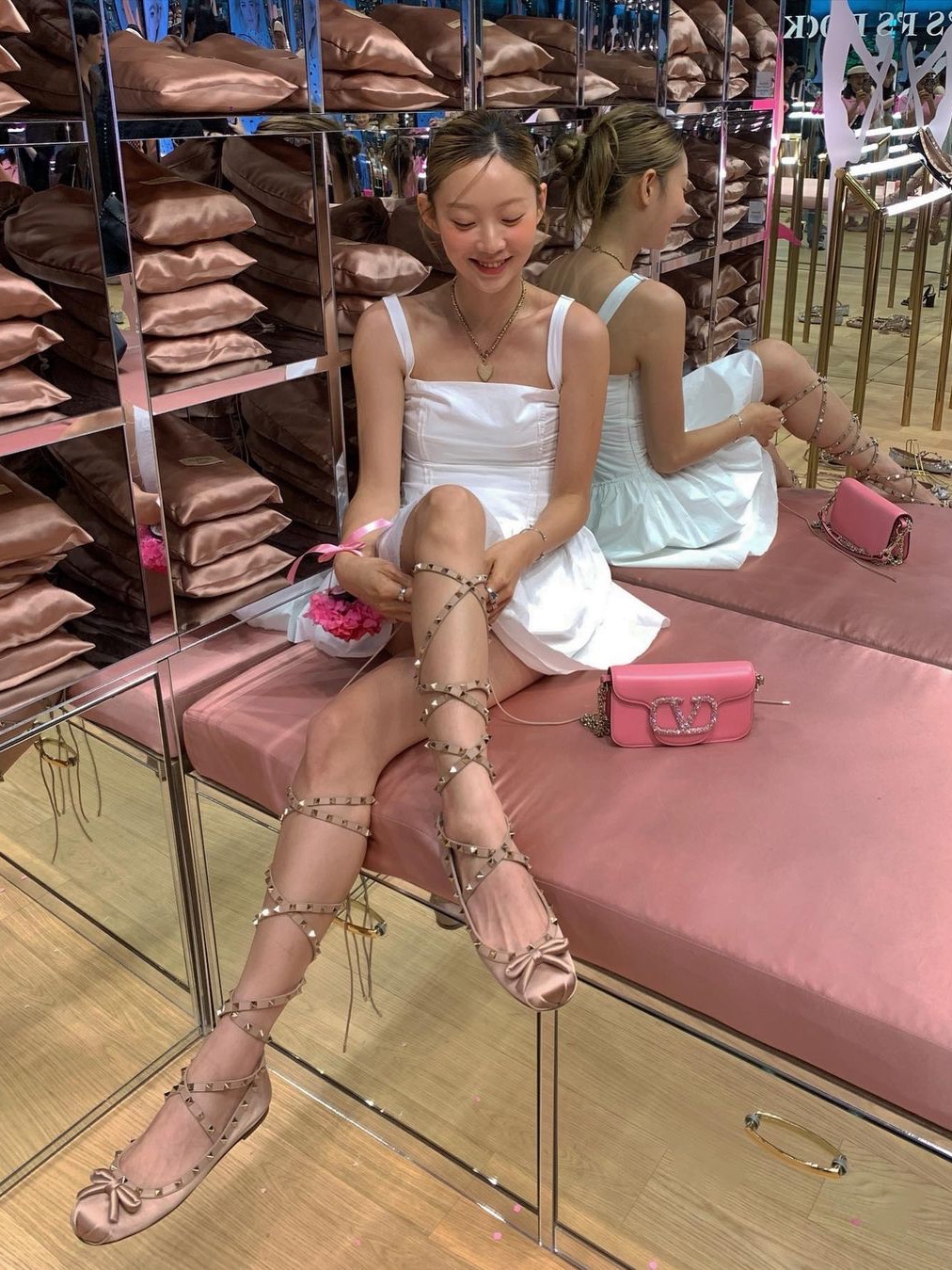 (W) Valentino Rockstud Satin Ballerina Rose Cannelle 착용 스타일