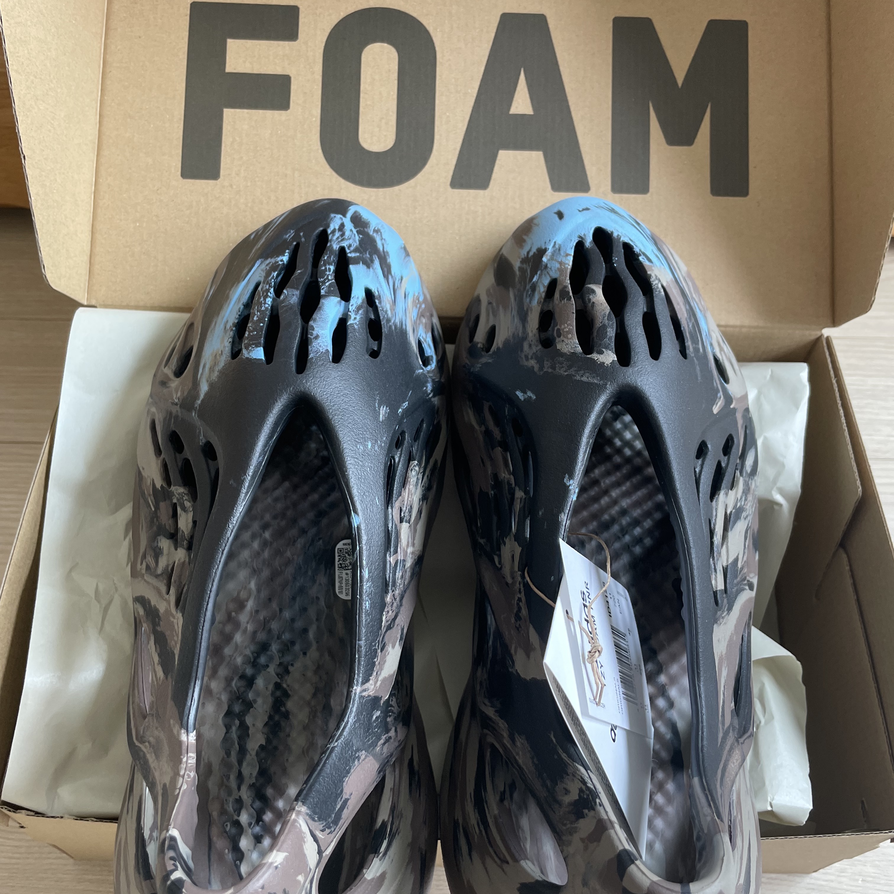 Adidas Yeezy Foam RNNR MX Cinder 착용 스타일