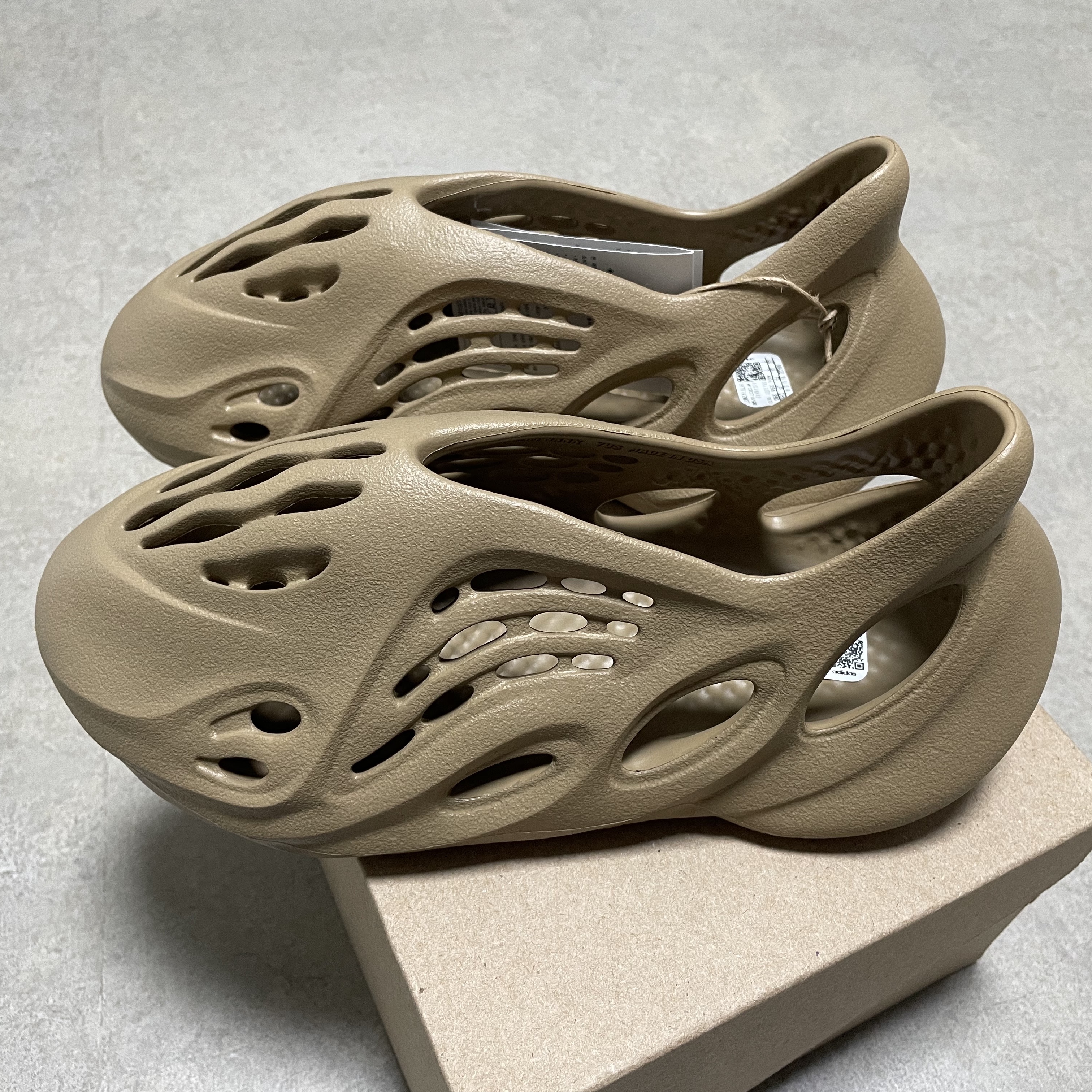 Adidas Yeezy Foam RNNR Clay Taupe 착용 스타일 - 2