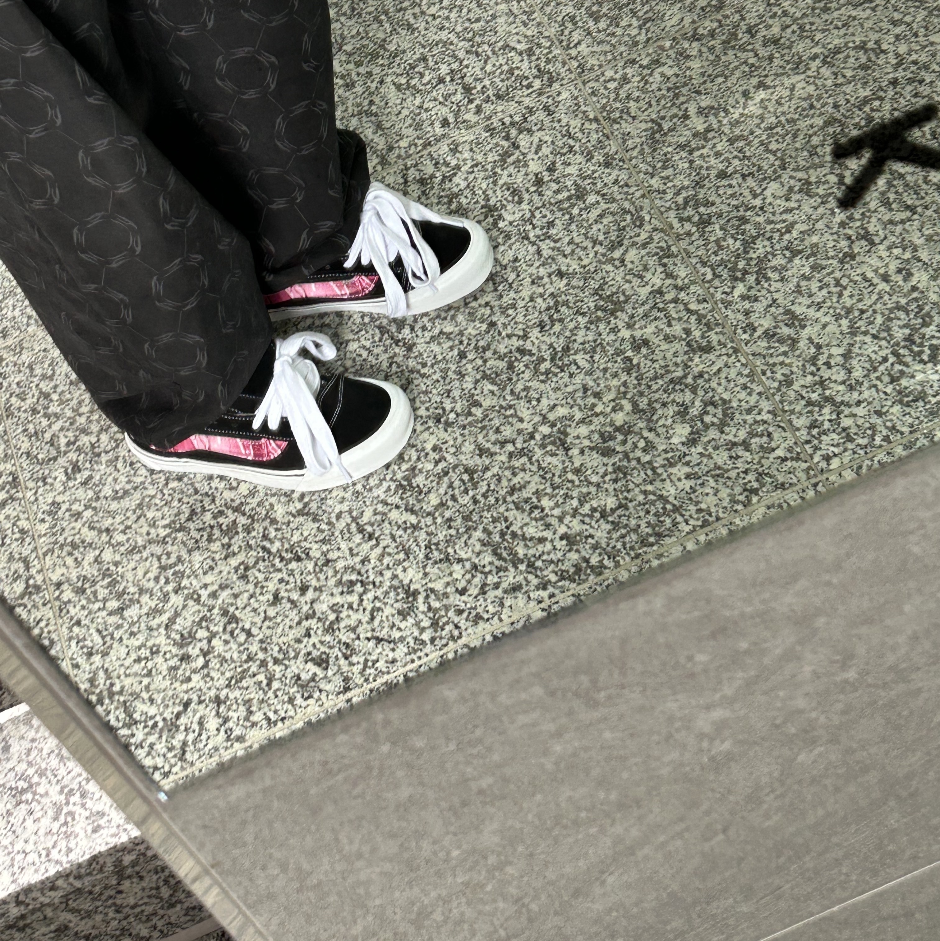 Vans x Peaches. Knu-Skool Black Pink 착용 스타일
