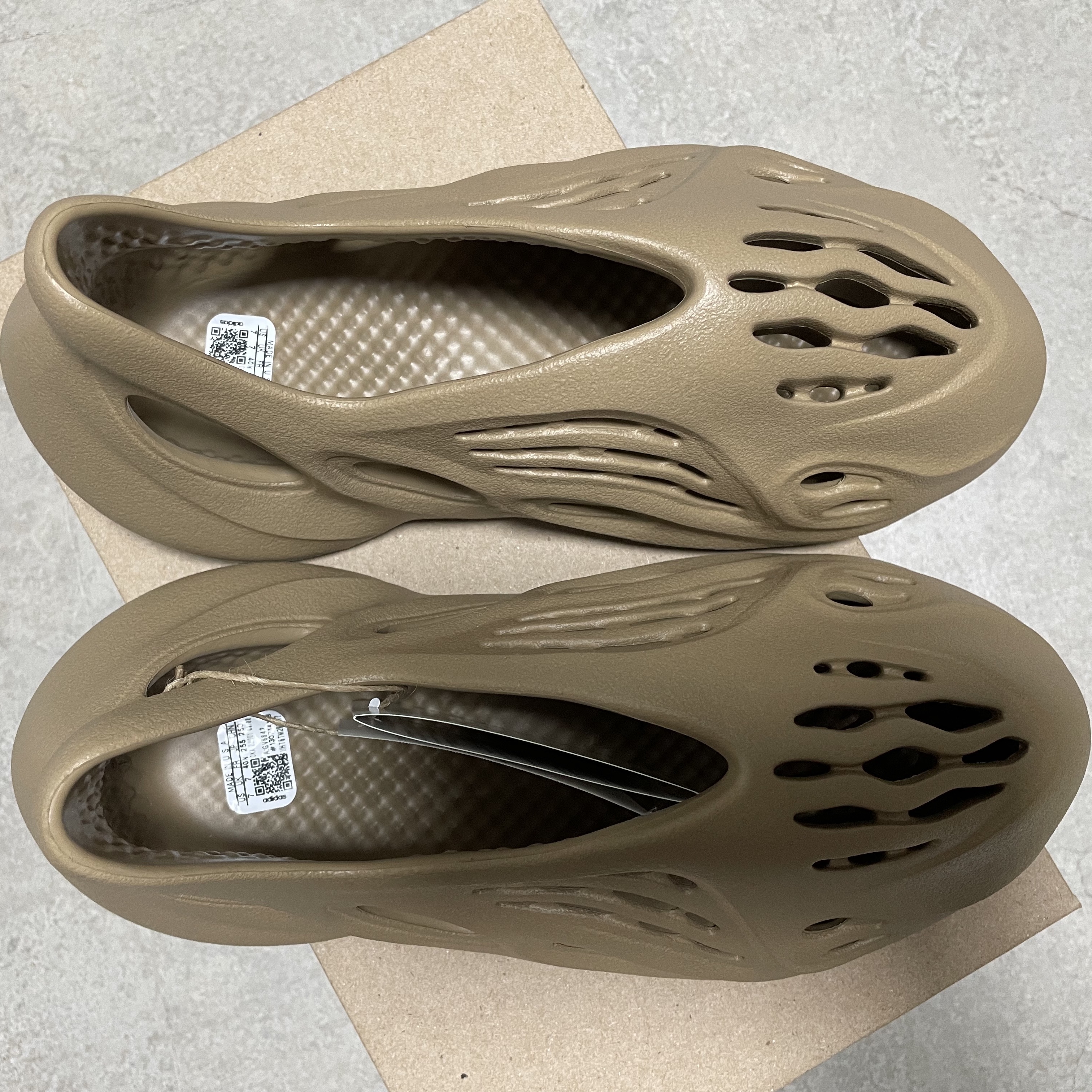 Adidas Yeezy Foam RNNR Clay Taupe 착용 스타일 - 4