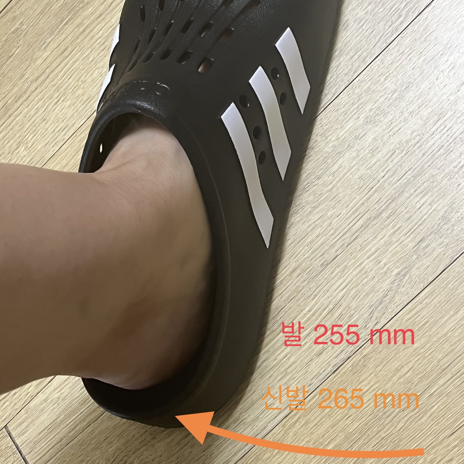 아디다스 아딜렛 클로그 블랙 화이트 착용 스타일 - 3